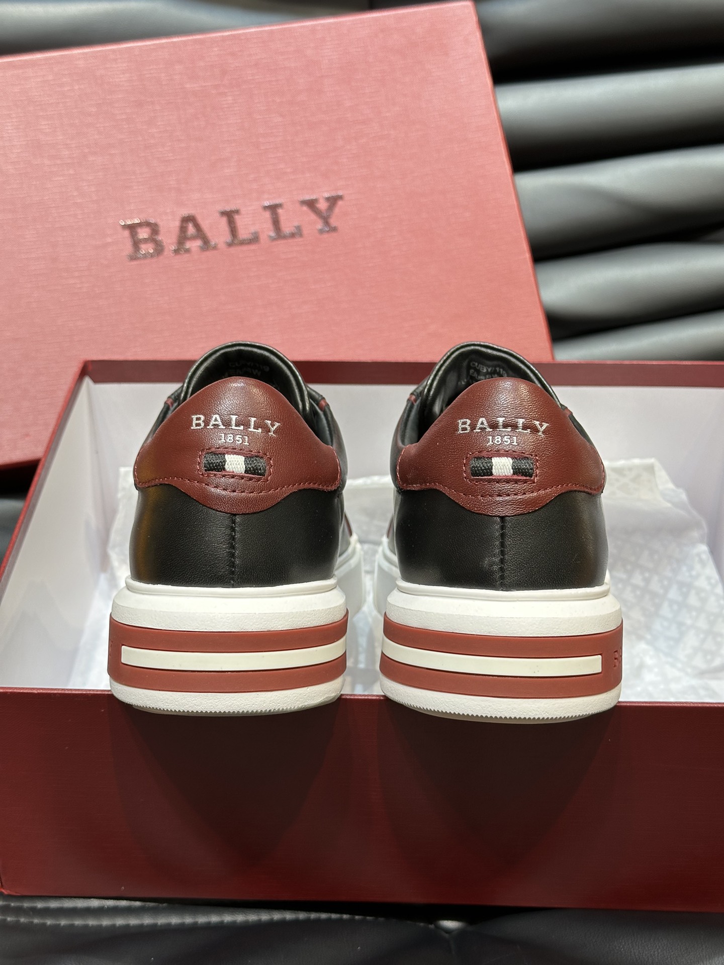 Bally/巴利低帮休闲鞋采用头层牛皮鞋面进口牛皮内里皮质质感细腻光滑有光泽上脚非常轻便舒适Size39