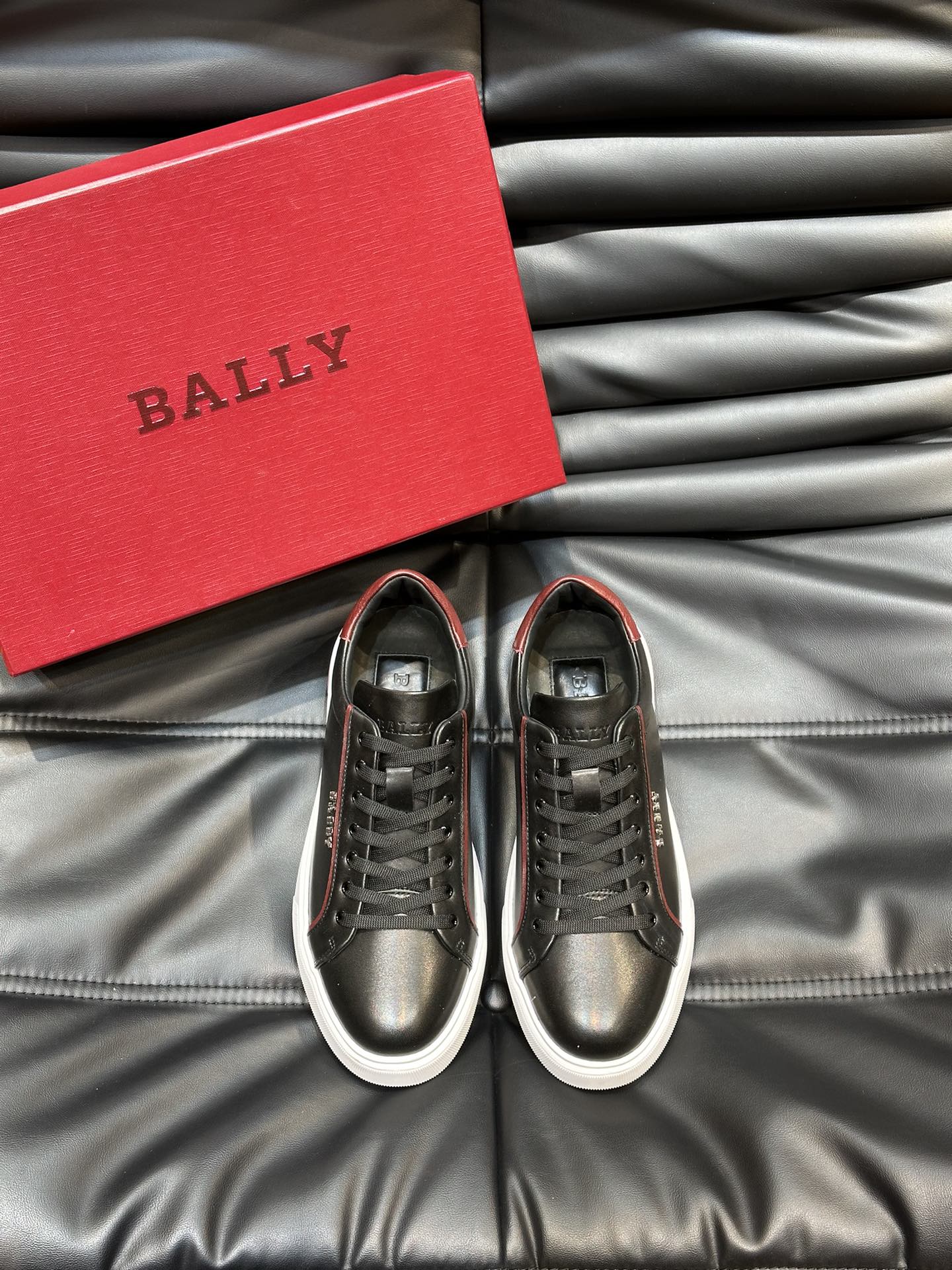 Bally/巴利低帮休闲鞋采用头层牛皮鞋面进口牛皮内里皮质质感细腻光滑有光泽上脚非常轻便舒适Size39