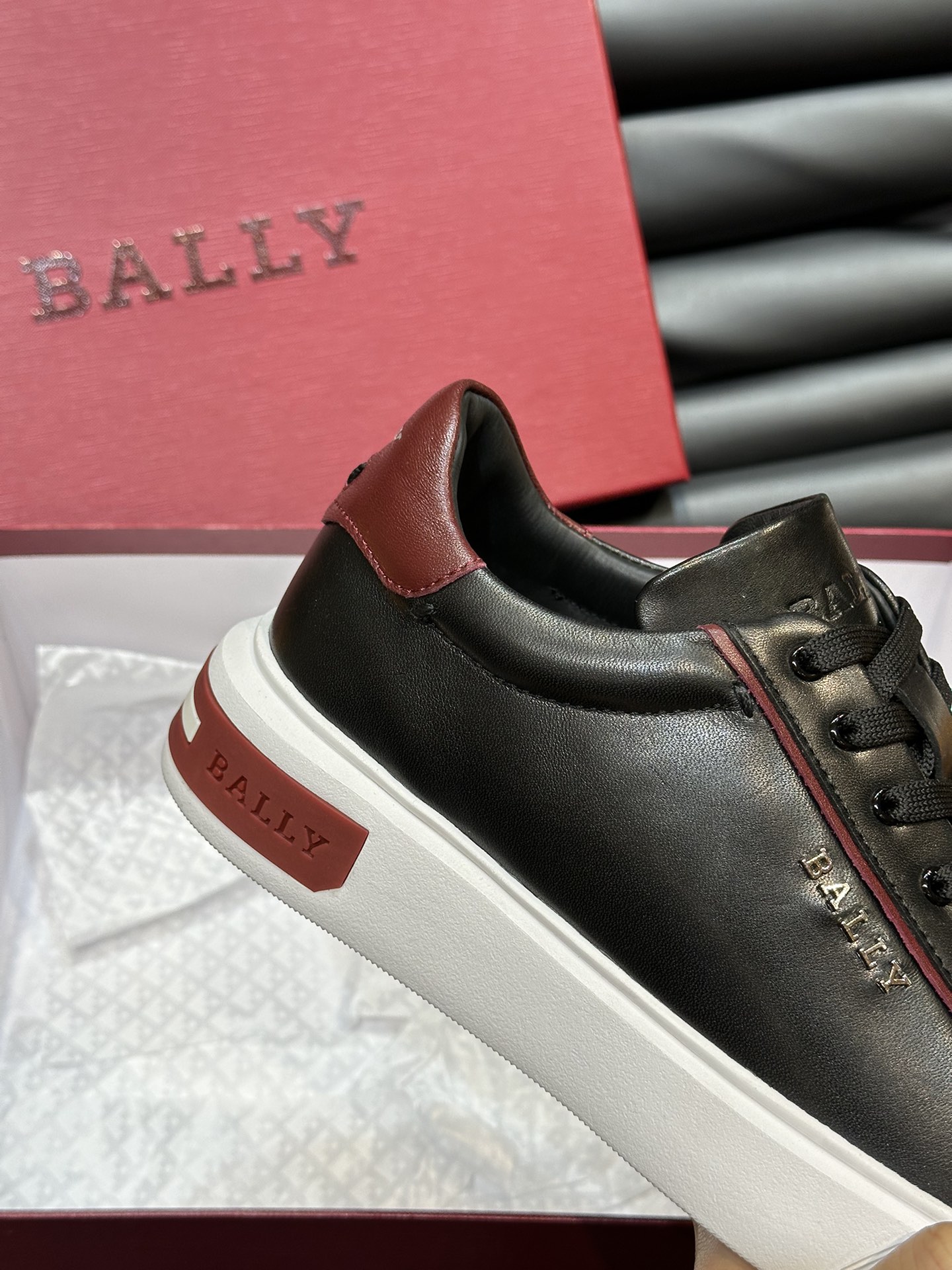 Bally/巴利低帮休闲鞋采用头层牛皮鞋面进口牛皮内里皮质质感细腻光滑有光泽上脚非常轻便舒适Size39