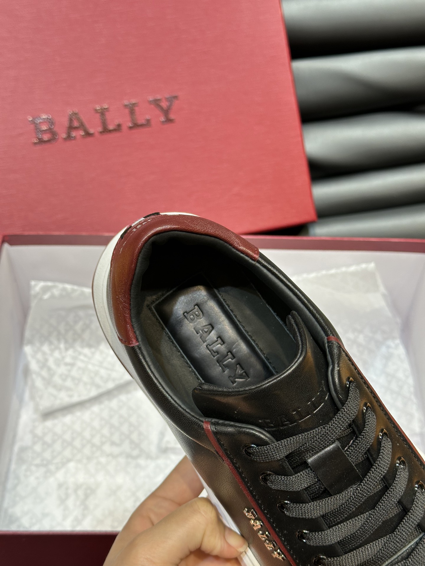 Bally/巴利低帮休闲鞋采用头层牛皮鞋面进口牛皮内里皮质质感细腻光滑有光泽上脚非常轻便舒适Size39