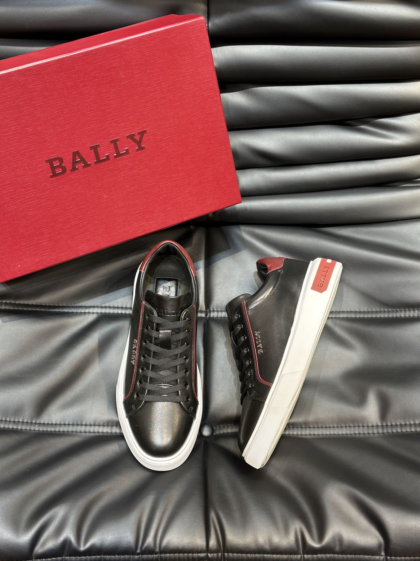 Bally/巴利低帮休闲鞋采用头层牛皮鞋面进口牛皮内里皮质质感细腻光滑有光泽上脚非常轻便舒适Size39