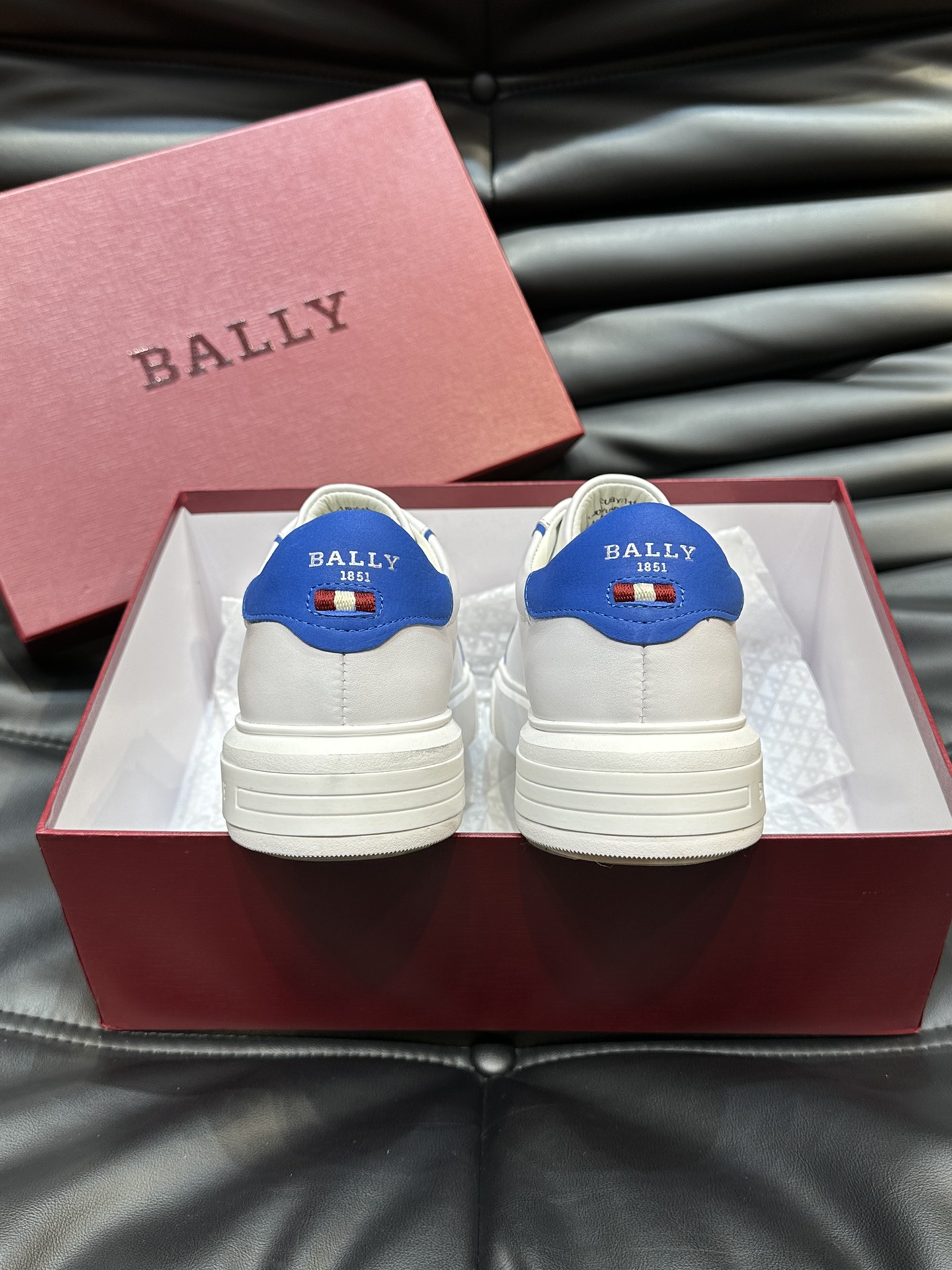 Bally/巴利低帮休闲鞋采用头层牛皮鞋面进口牛皮内里皮质质感细腻光滑有光泽上脚非常轻便舒适Size39