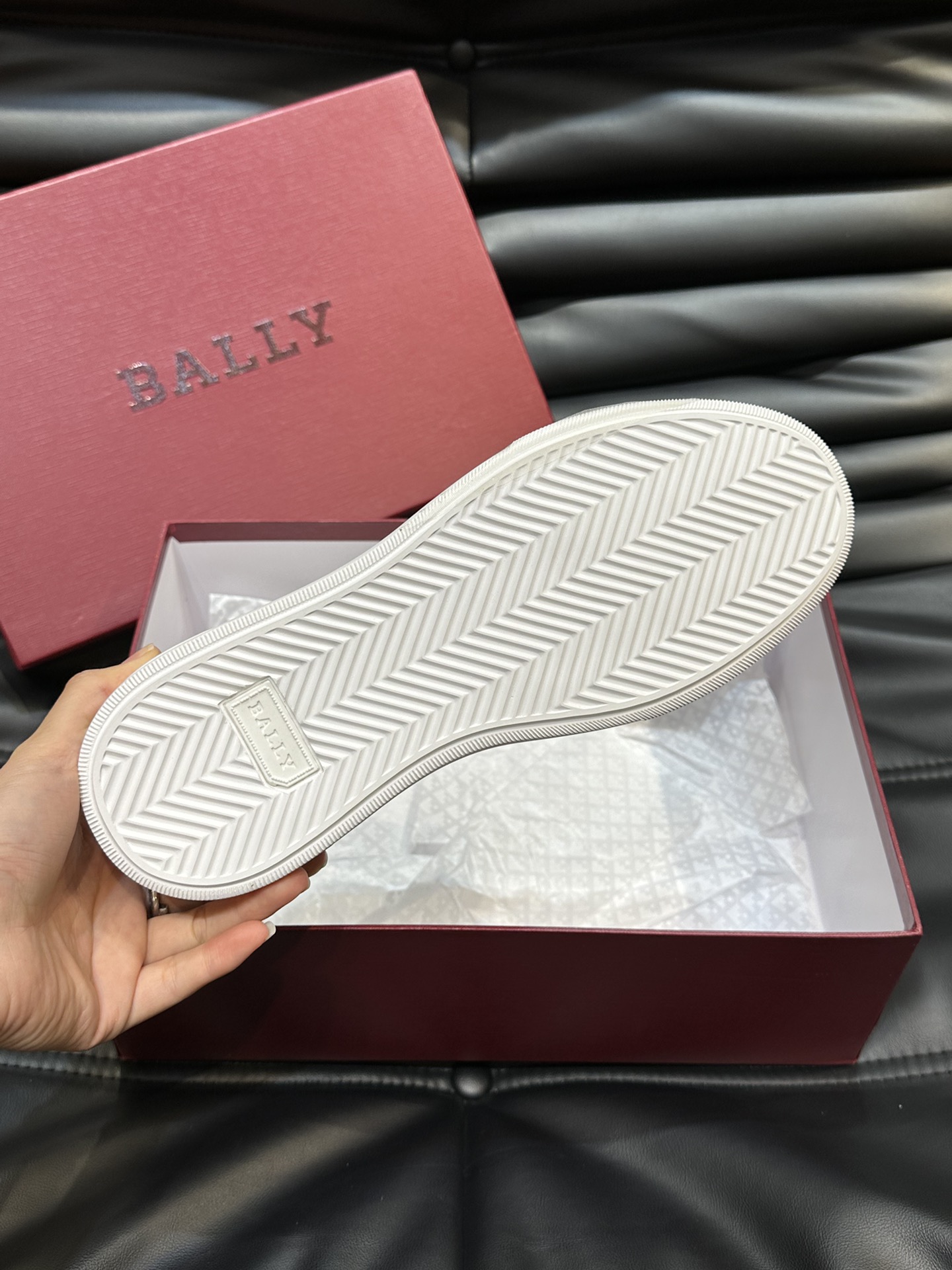 Bally/巴利低帮休闲鞋采用头层牛皮鞋面进口牛皮内里皮质质感细腻光滑有光泽上脚非常轻便舒适Size39