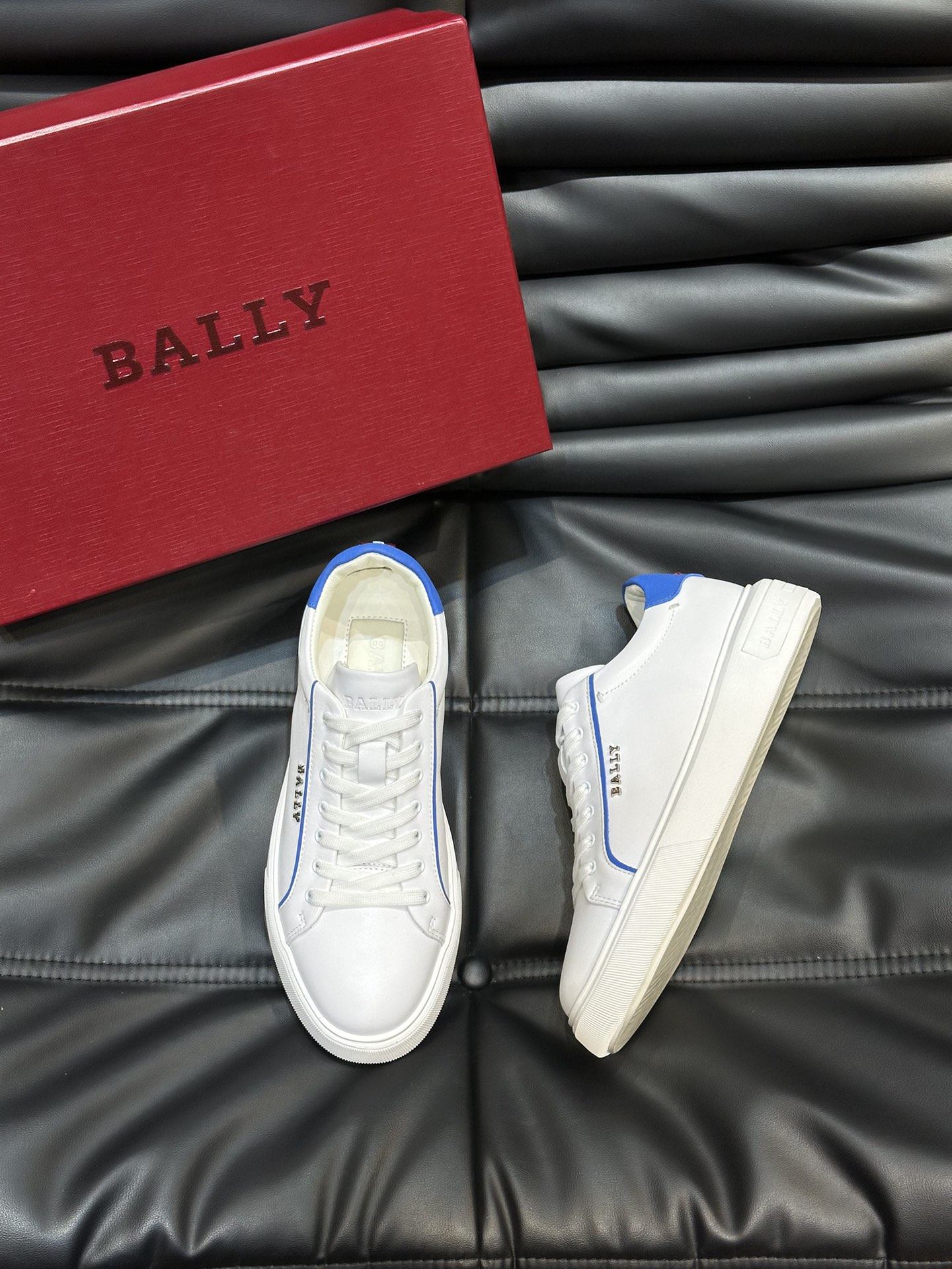 Bally/巴利低帮休闲鞋采用头层牛皮鞋面进口牛皮内里皮质质感细腻光滑有光泽上脚非常轻便舒适Size39