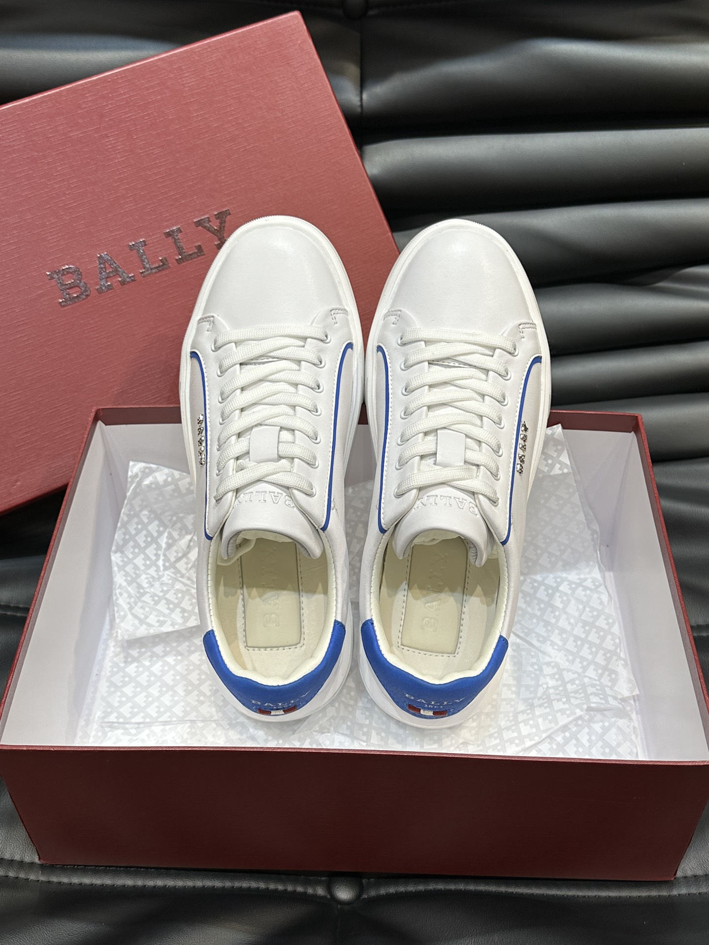 Bally/巴利低帮休闲鞋采用头层牛皮鞋面进口牛皮内里皮质质感细腻光滑有光泽上脚非常轻便舒适Size39