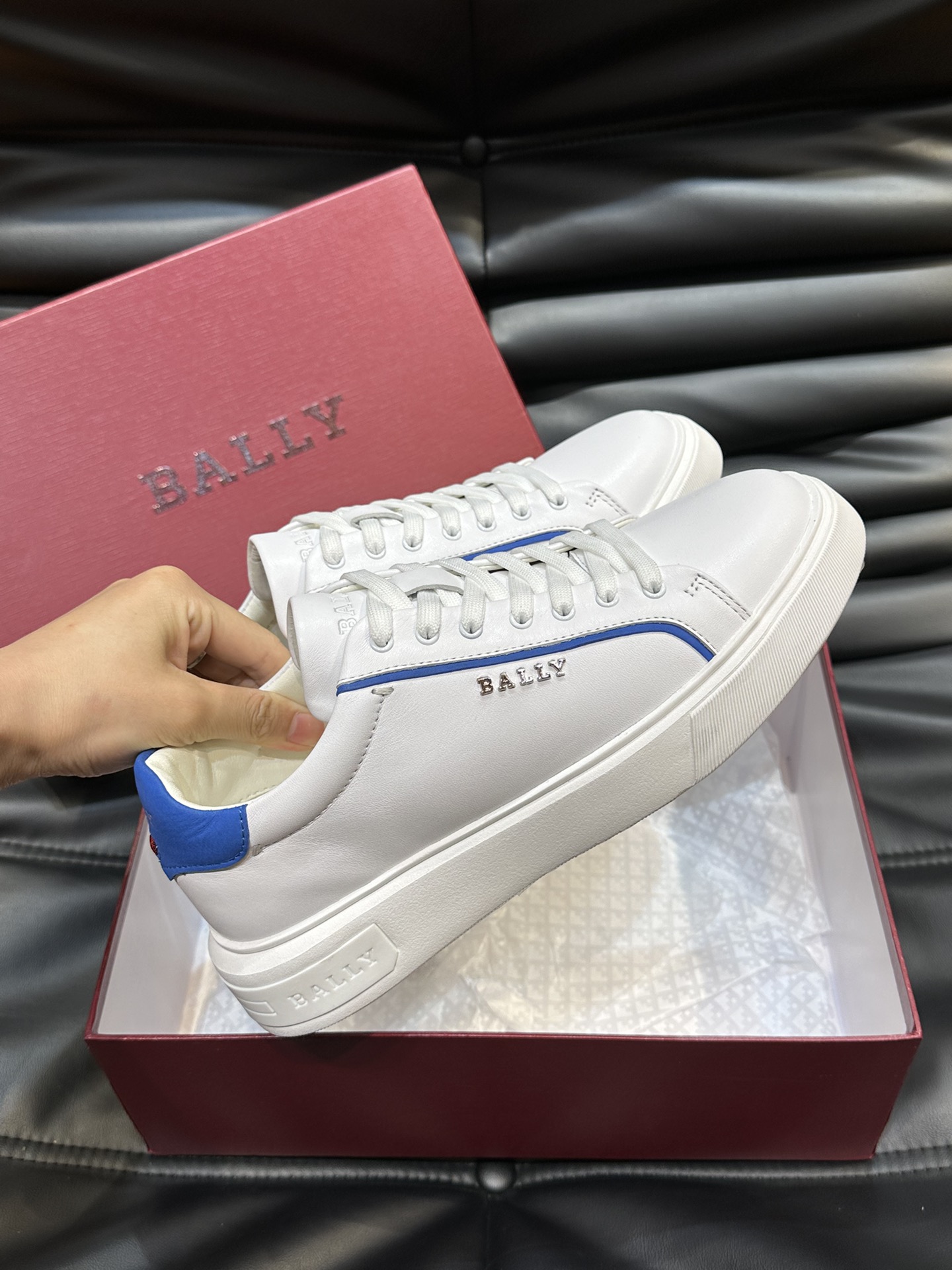 Bally/巴利低帮休闲鞋采用头层牛皮鞋面进口牛皮内里皮质质感细腻光滑有光泽上脚非常轻便舒适Size39