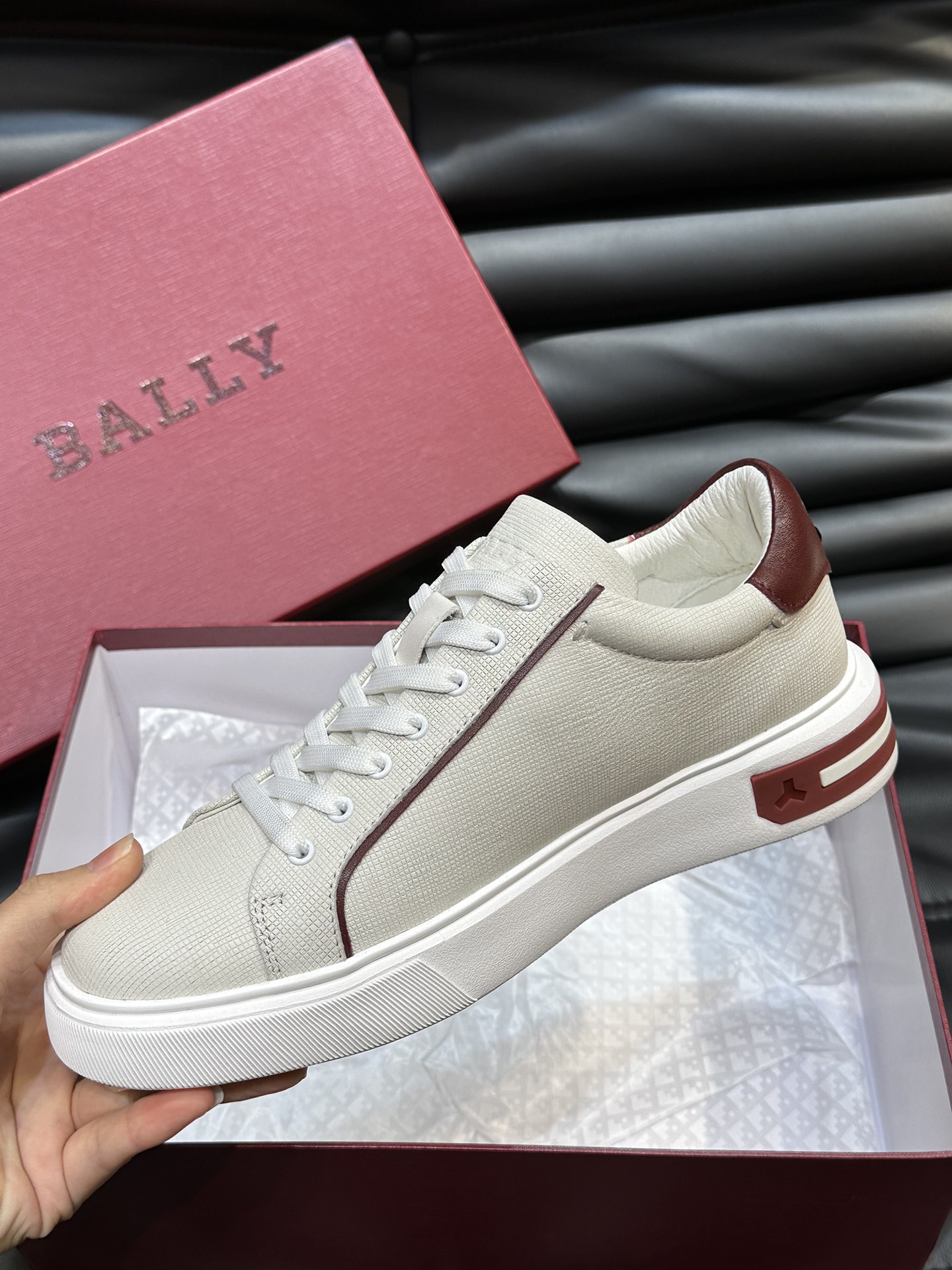 Bally/巴利低帮休闲鞋采用头层牛皮鞋面进口牛皮内里皮质质感细腻光滑有光泽上脚非常轻便舒适Size39