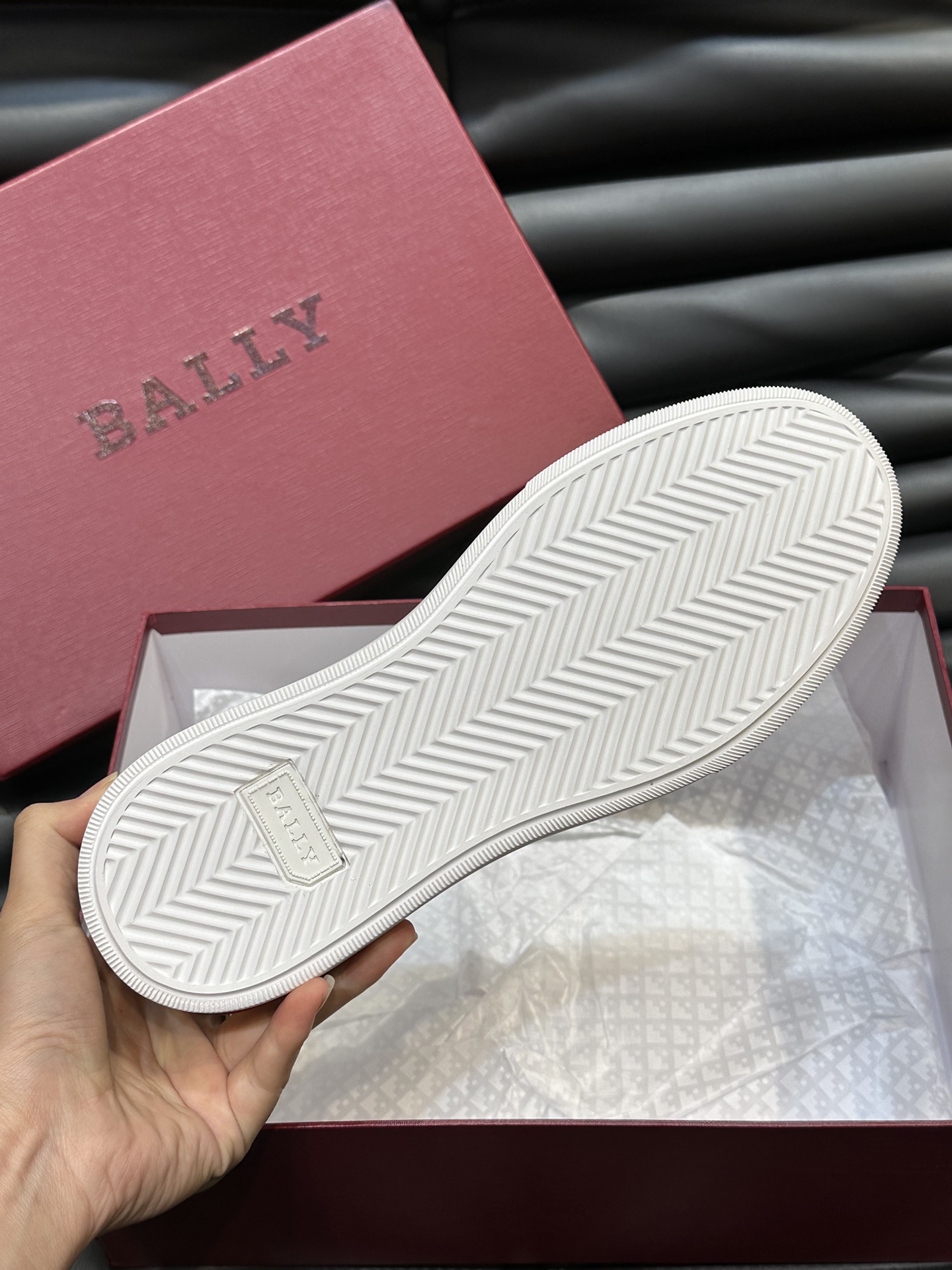 Bally/巴利低帮休闲鞋采用头层牛皮鞋面进口牛皮内里皮质质感细腻光滑有光泽上脚非常轻便舒适Size39