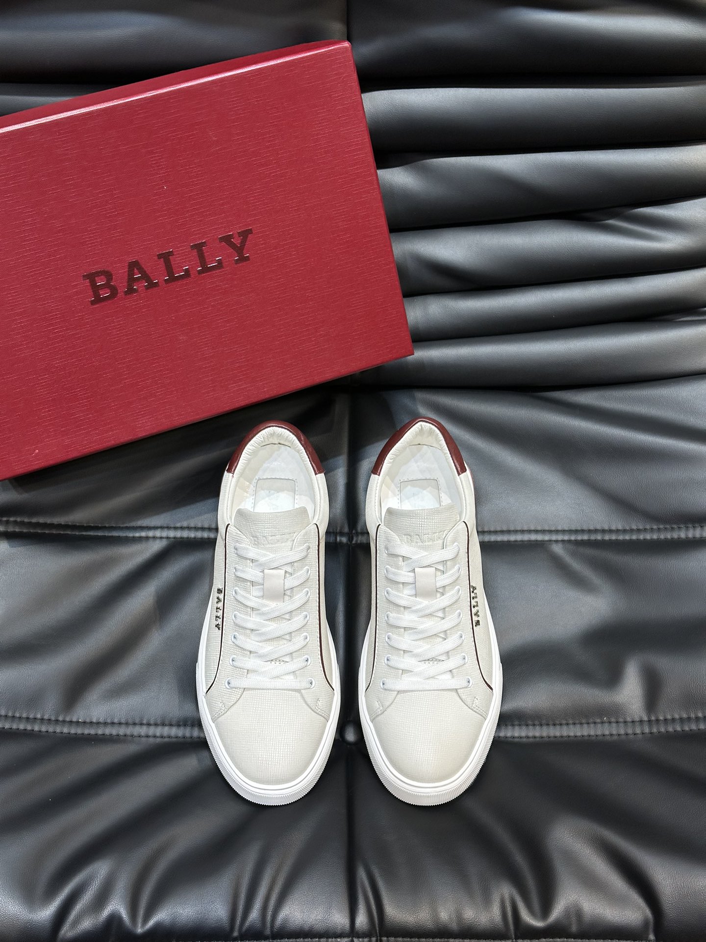 Bally/巴利低帮休闲鞋采用头层牛皮鞋面进口牛皮内里皮质质感细腻光滑有光泽上脚非常轻便舒适Size39