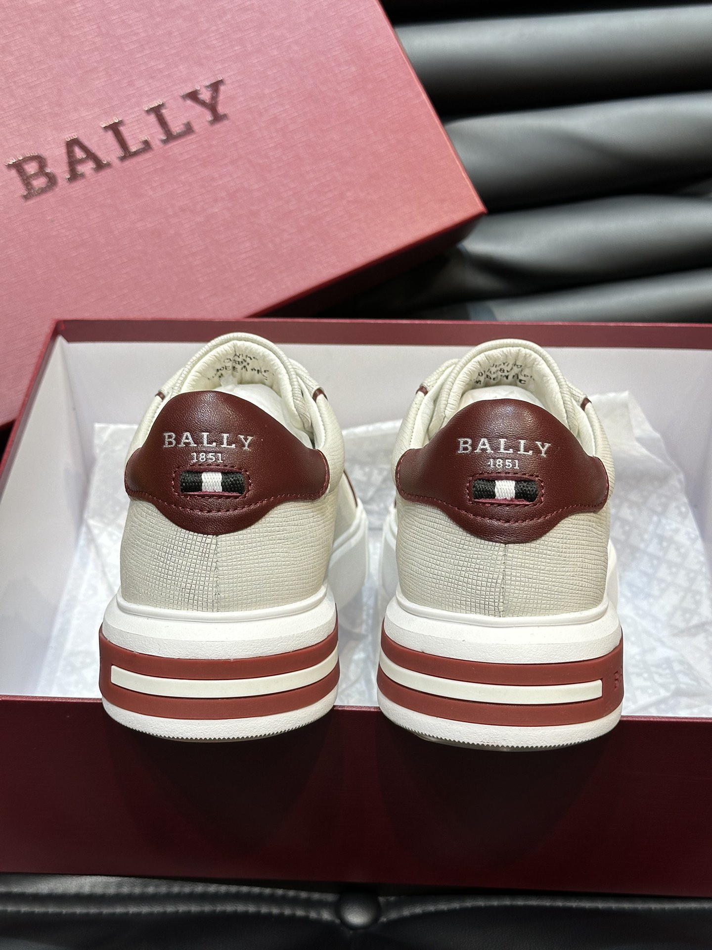 Bally/巴利低帮休闲鞋采用头层牛皮鞋面进口牛皮内里皮质质感细腻光滑有光泽上脚非常轻便舒适Size39