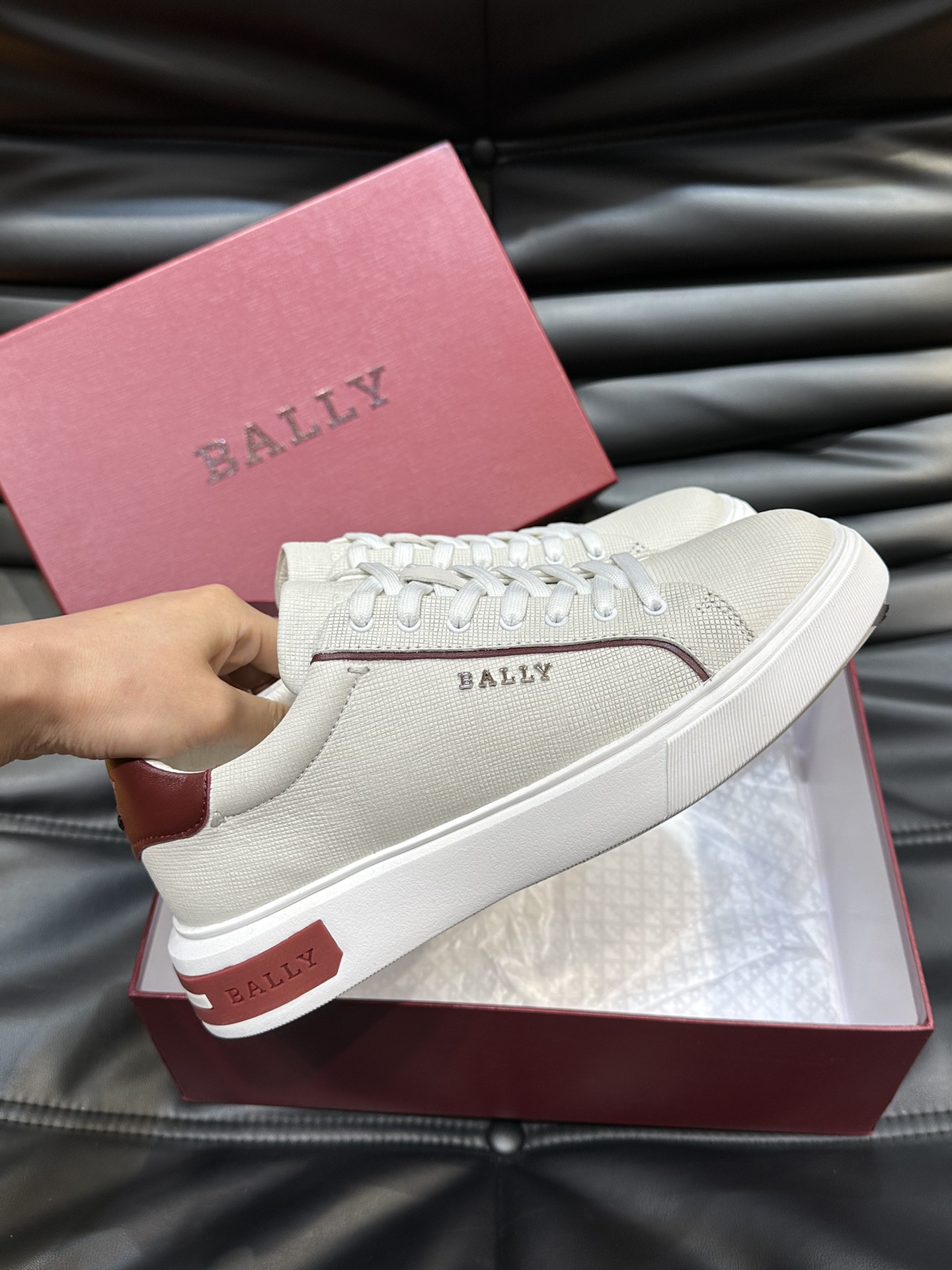 Bally/巴利低帮休闲鞋采用头层牛皮鞋面进口牛皮内里皮质质感细腻光滑有光泽上脚非常轻便舒适Size39