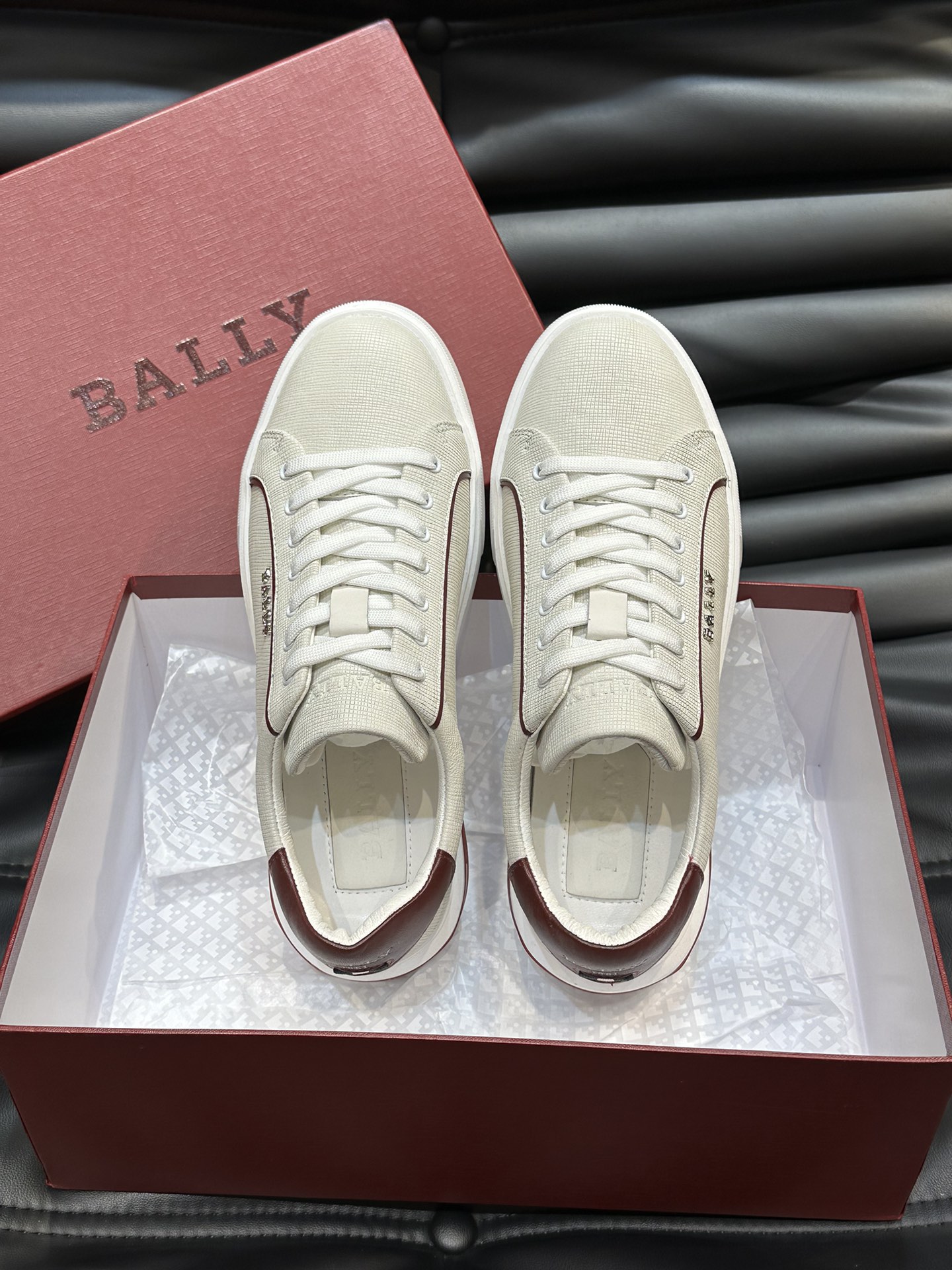 Bally/巴利低帮休闲鞋采用头层牛皮鞋面进口牛皮内里皮质质感细腻光滑有光泽上脚非常轻便舒适Size39