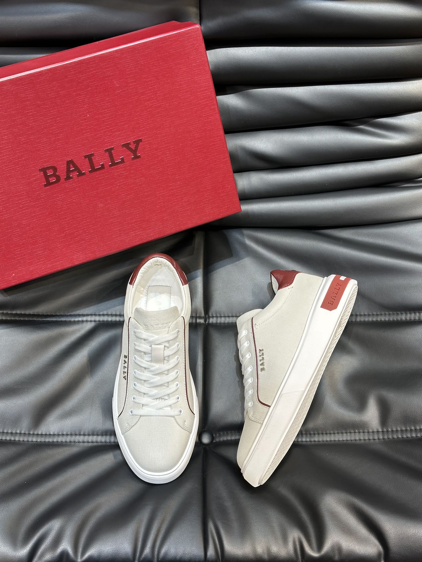 Bally/巴利低帮休闲鞋采用头层牛皮鞋面进口牛皮内里皮质质感细腻光滑有光泽上脚非常轻便舒适Size39