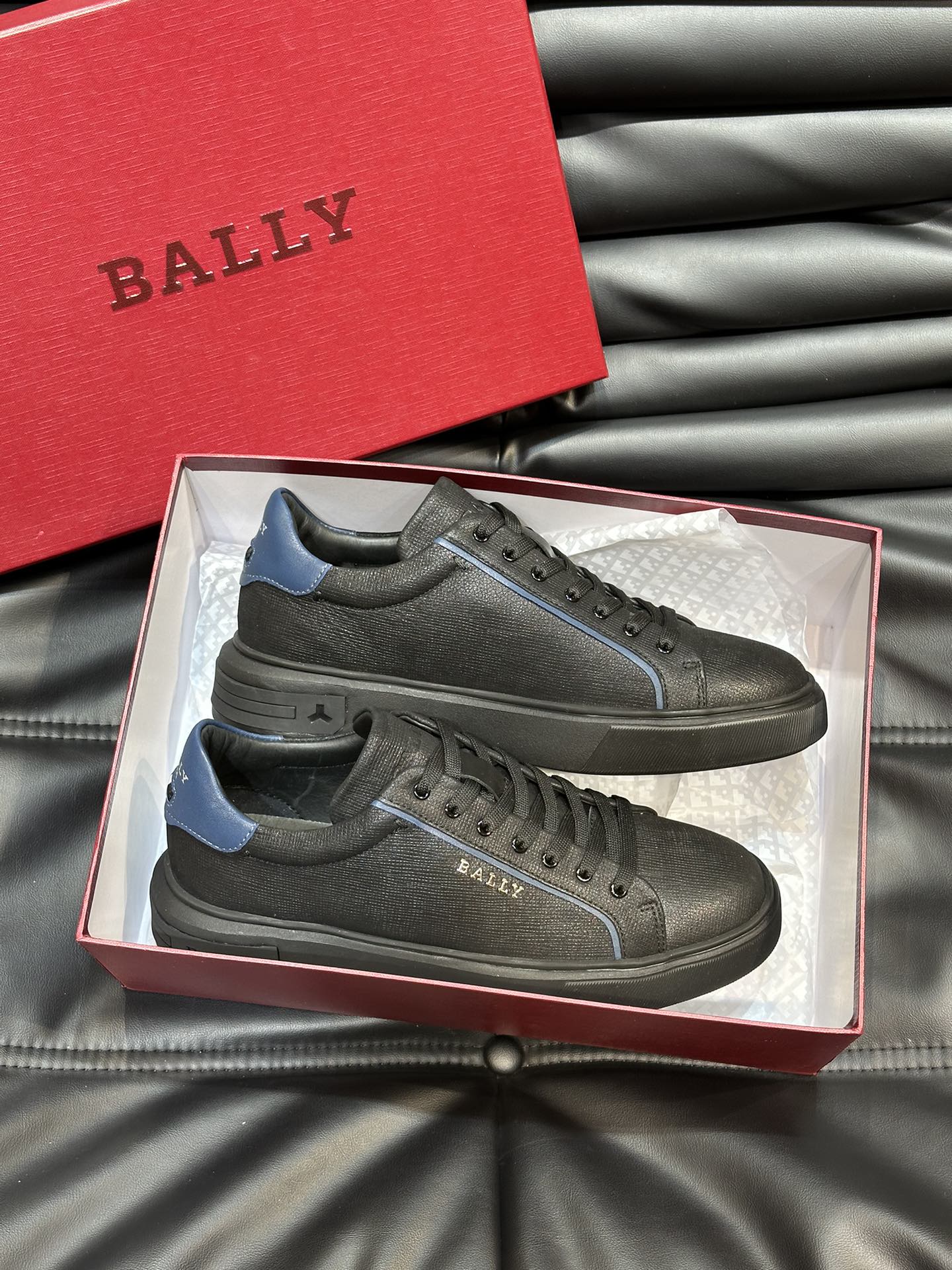 Bally/巴利低帮休闲鞋采用头层牛皮鞋面进口牛皮内里皮质质感细腻光滑有光泽上脚非常轻便舒适Size39