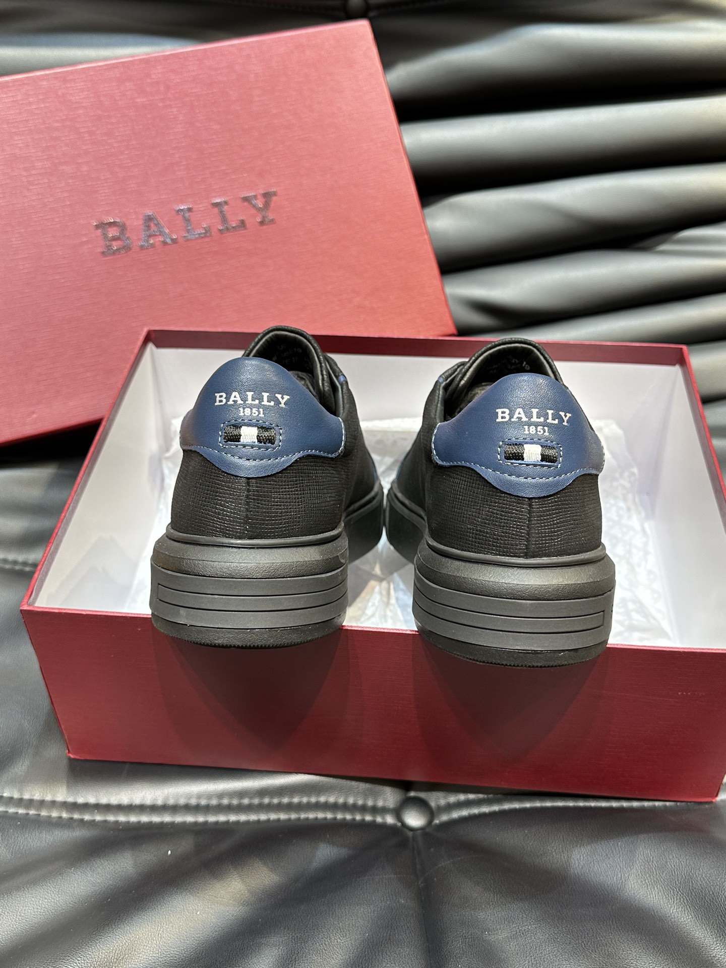 Bally/巴利低帮休闲鞋采用头层牛皮鞋面进口牛皮内里皮质质感细腻光滑有光泽上脚非常轻便舒适Size39