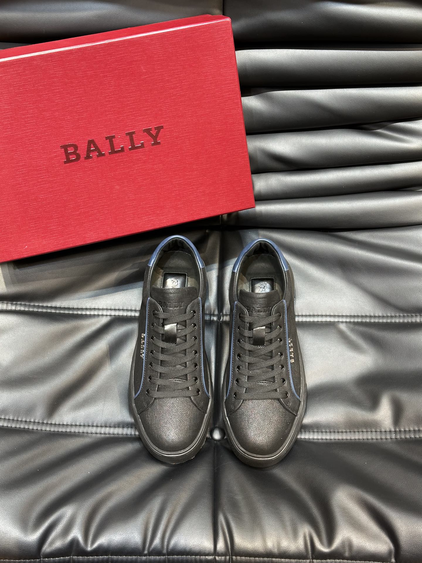 Bally/巴利低帮休闲鞋采用头层牛皮鞋面进口牛皮内里皮质质感细腻光滑有光泽上脚非常轻便舒适Size39