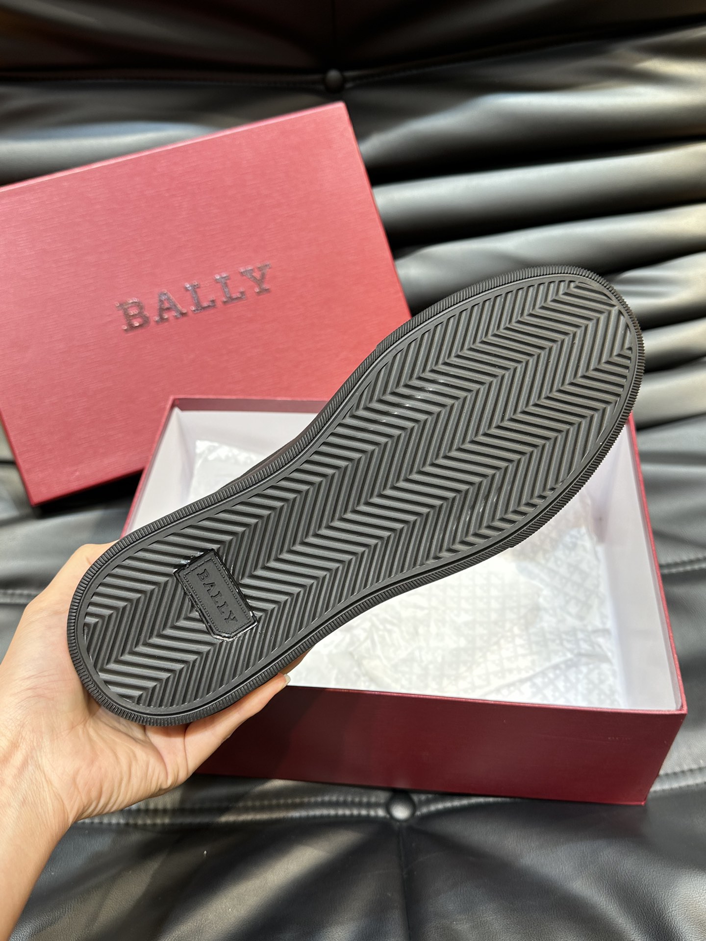 Bally/巴利低帮休闲鞋采用头层牛皮鞋面进口牛皮内里皮质质感细腻光滑有光泽上脚非常轻便舒适Size39