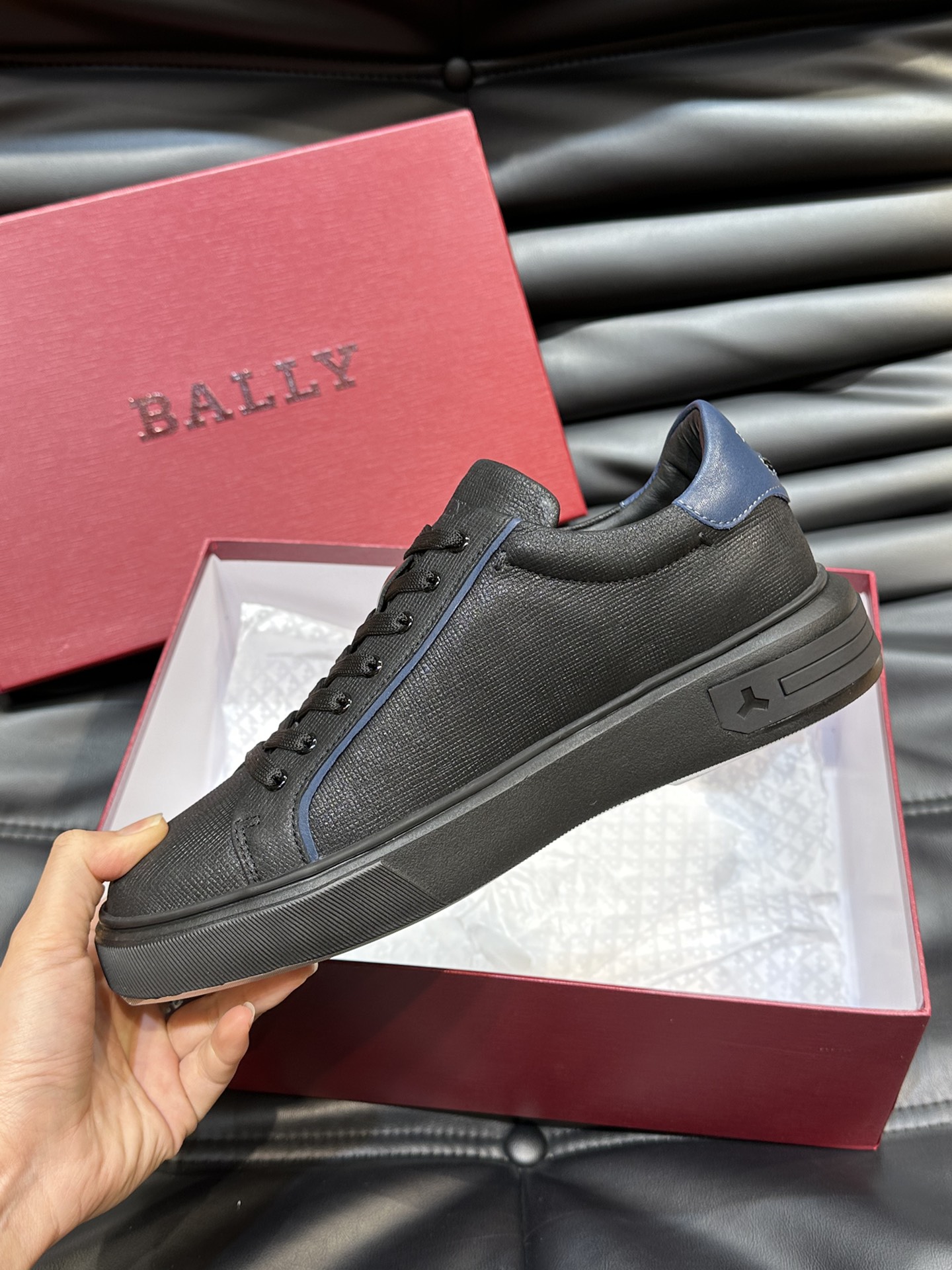 Bally/巴利低帮休闲鞋采用头层牛皮鞋面进口牛皮内里皮质质感细腻光滑有光泽上脚非常轻便舒适Size39