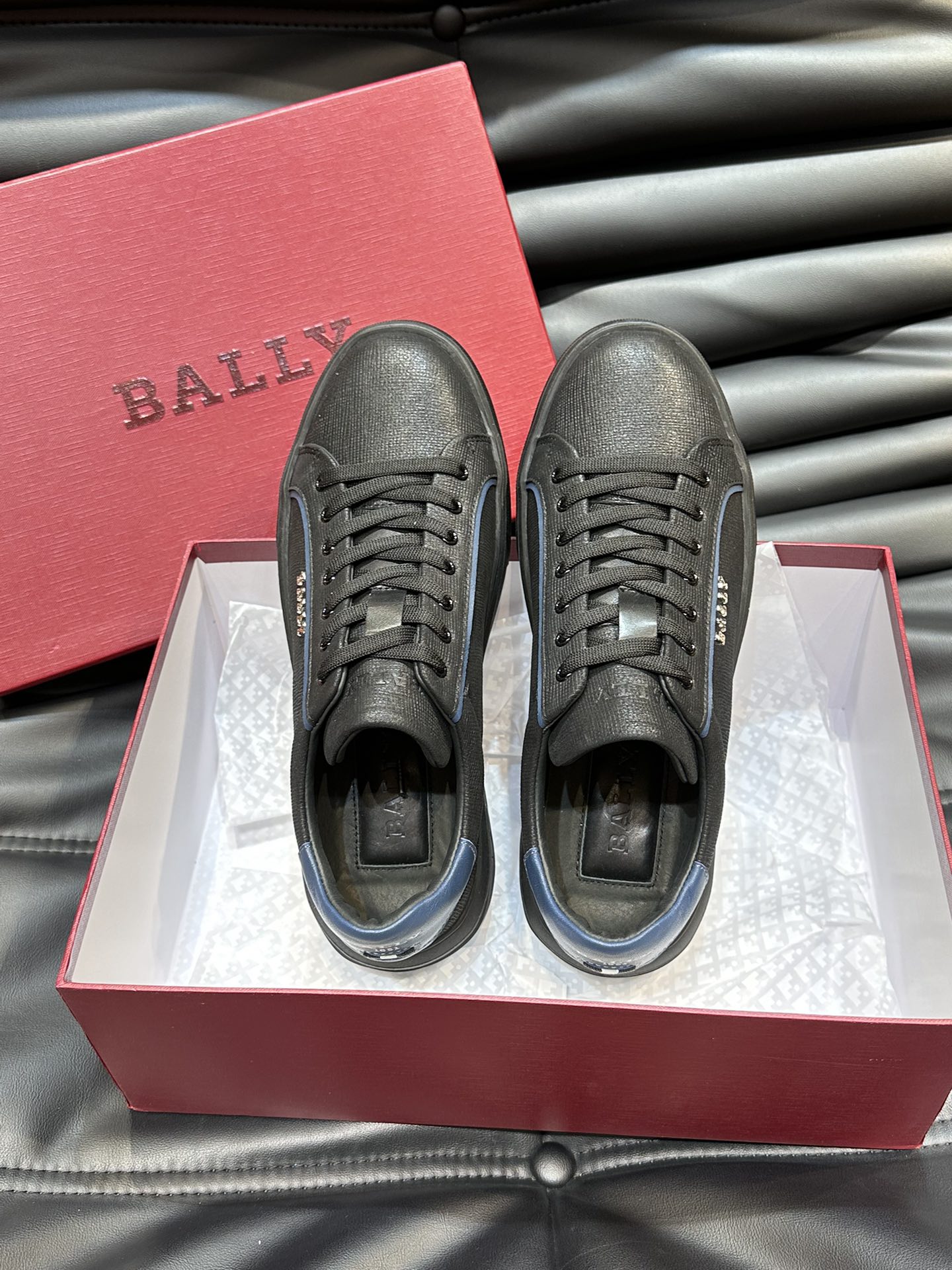 Bally/巴利低帮休闲鞋采用头层牛皮鞋面进口牛皮内里皮质质感细腻光滑有光泽上脚非常轻便舒适Size39