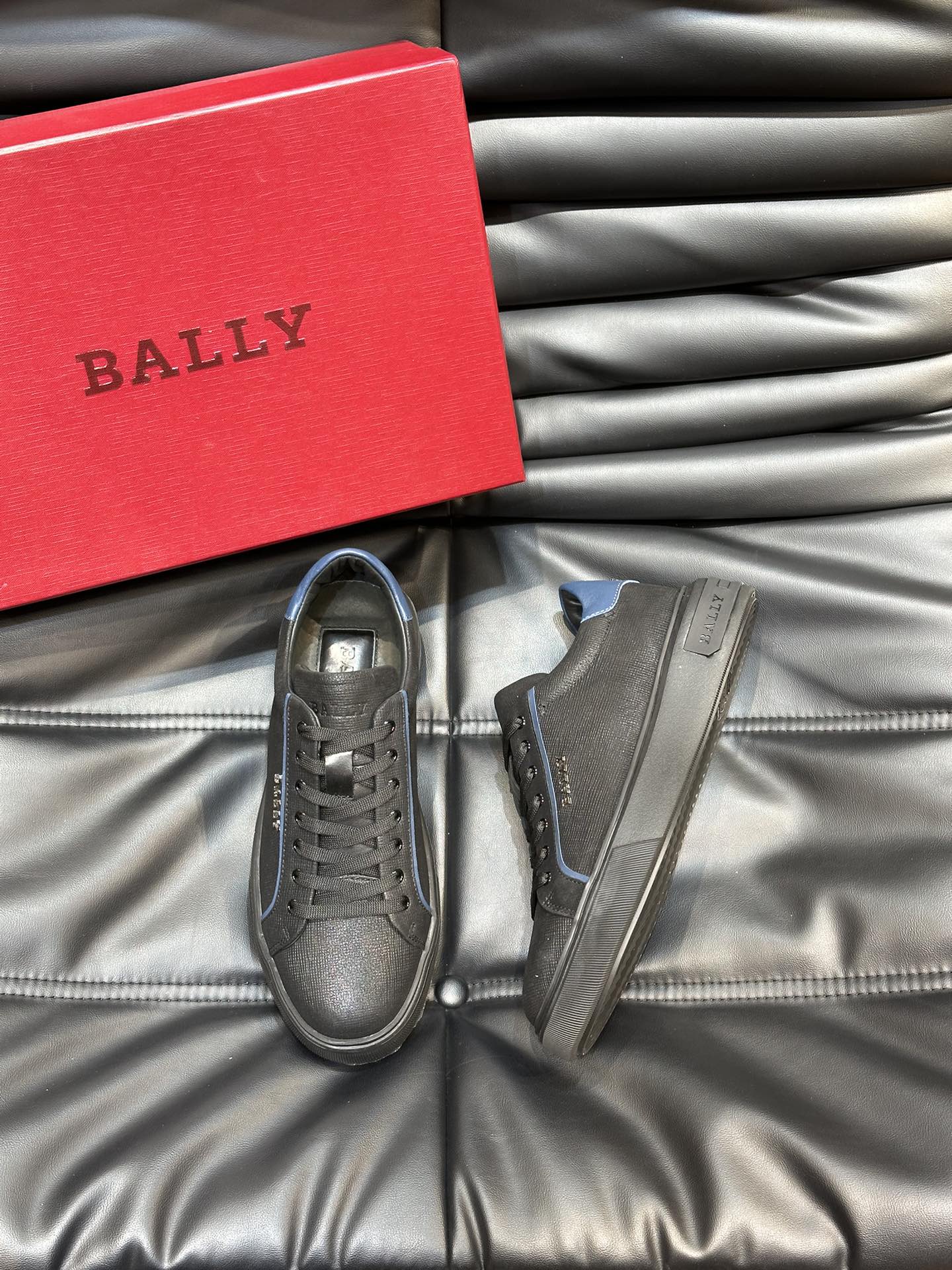 Bally/巴利低帮休闲鞋采用头层牛皮鞋面进口牛皮内里皮质质感细腻光滑有光泽上脚非常轻便舒适Size39