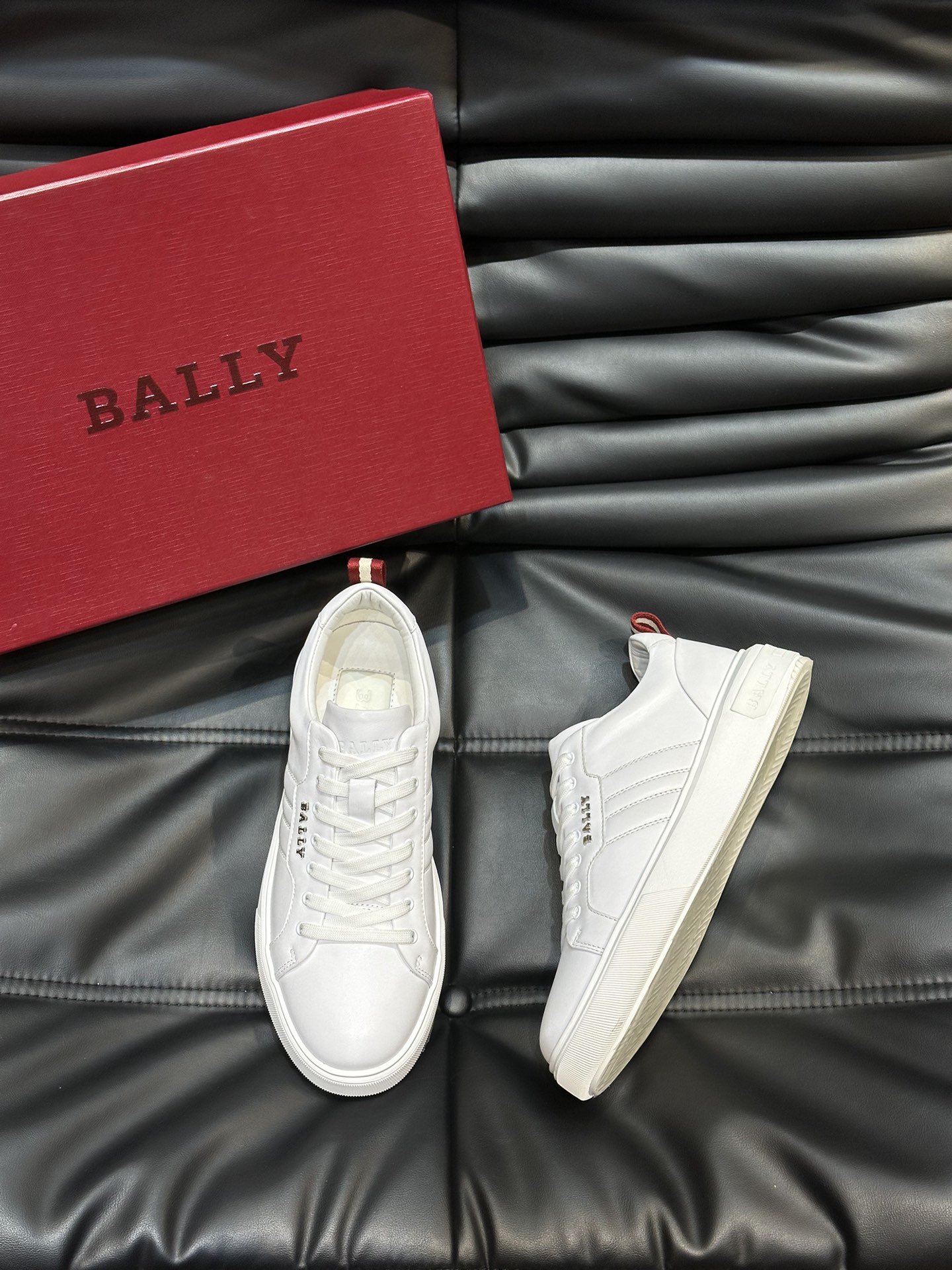 Bally/巴利低帮休闲鞋采用头层牛皮鞋面进口牛皮内里皮质质感细腻光滑有光泽上脚非常轻便舒适Size39