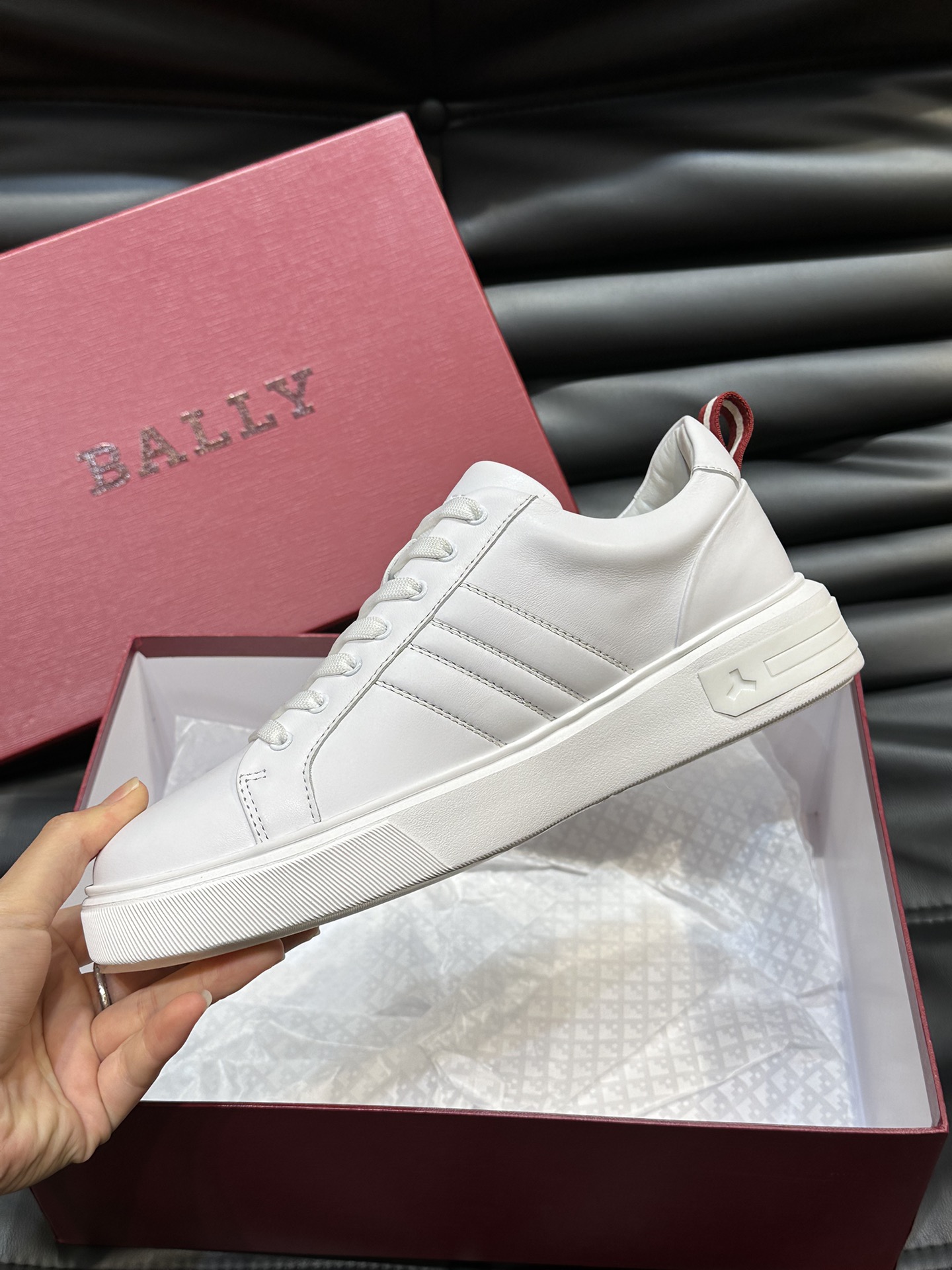 Bally/巴利低帮休闲鞋采用头层牛皮鞋面进口牛皮内里皮质质感细腻光滑有光泽上脚非常轻便舒适Size39