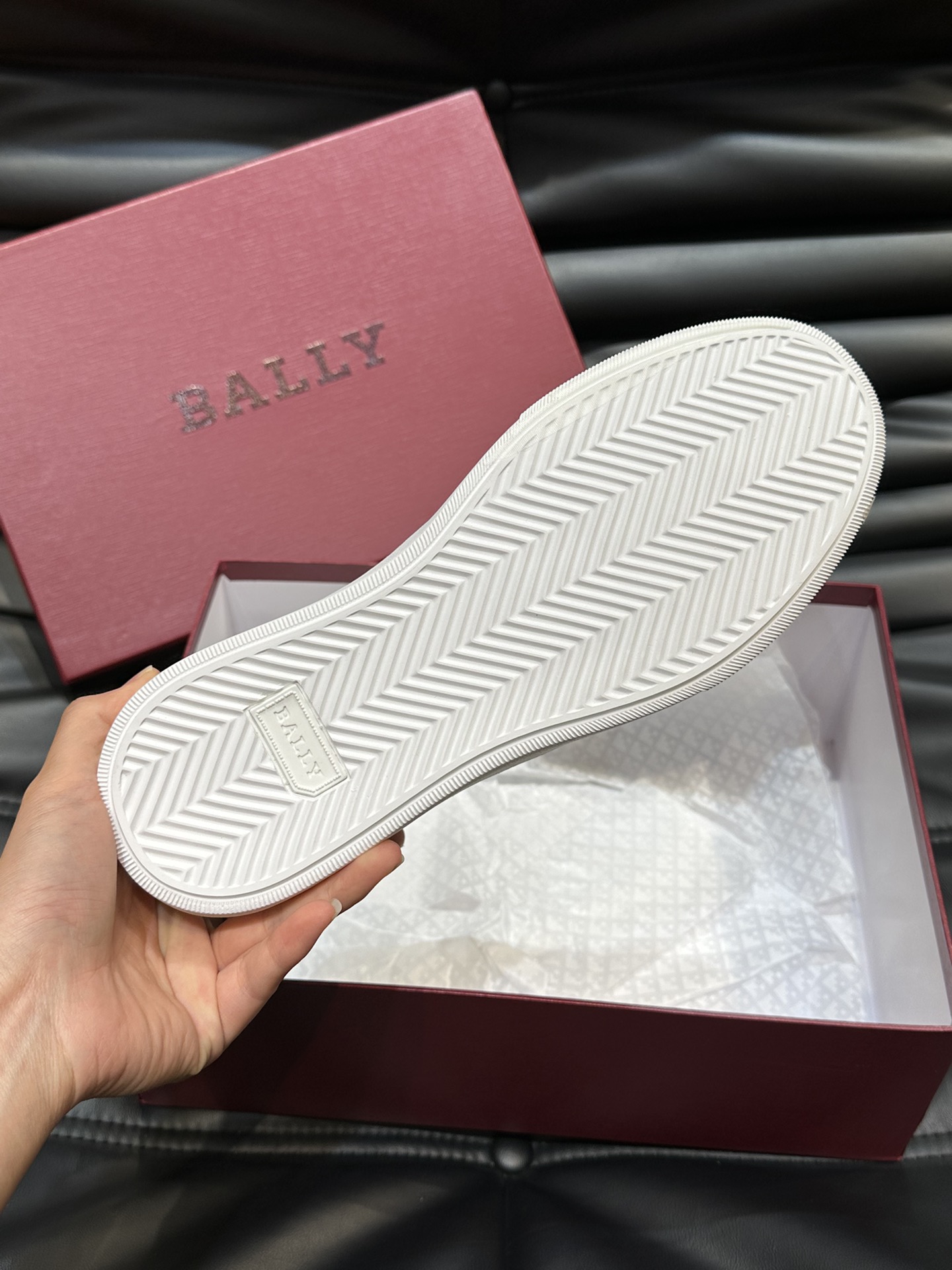 Bally/巴利低帮休闲鞋采用头层牛皮鞋面进口牛皮内里皮质质感细腻光滑有光泽上脚非常轻便舒适Size39