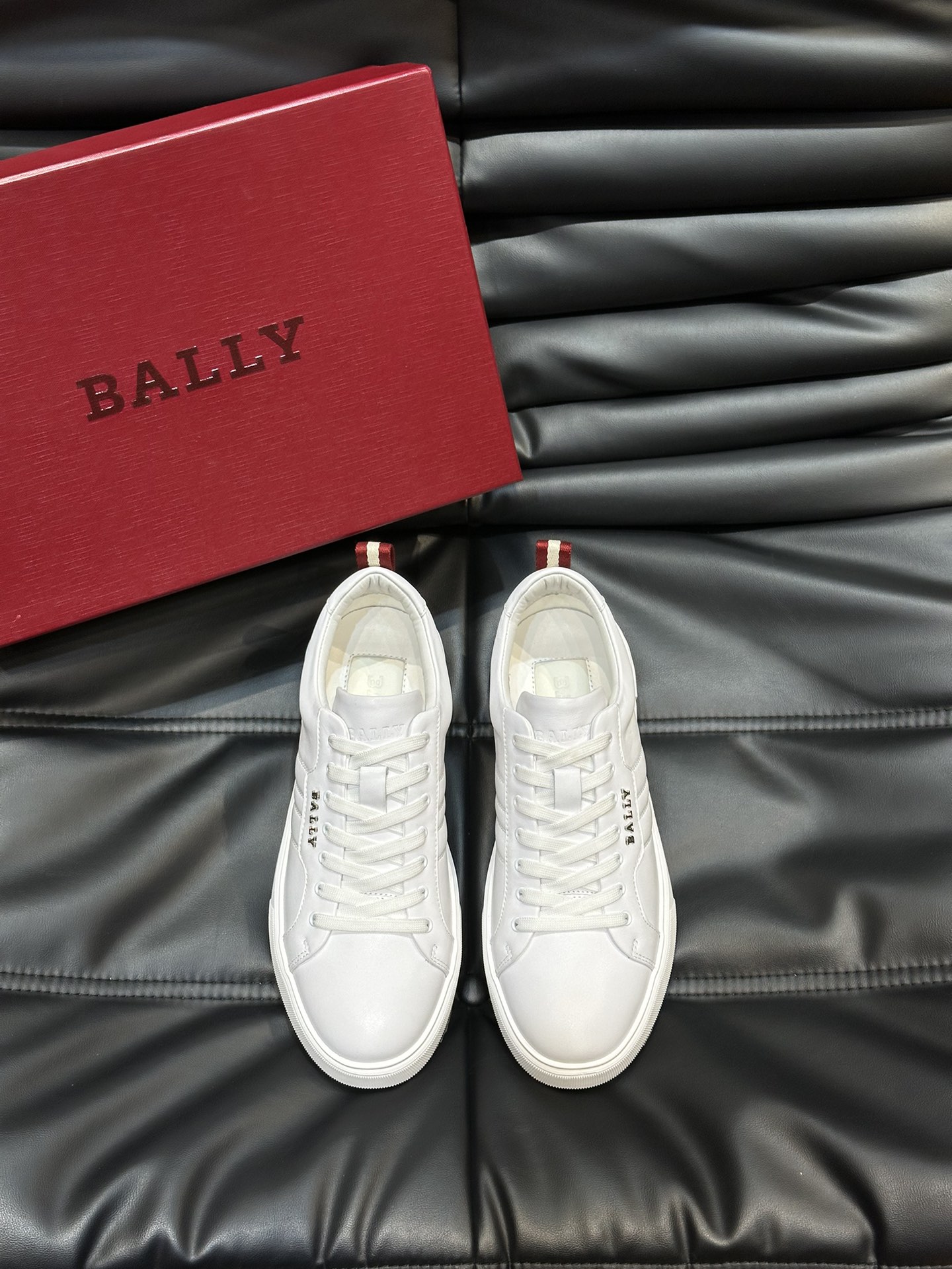 Bally/巴利低帮休闲鞋采用头层牛皮鞋面进口牛皮内里皮质质感细腻光滑有光泽上脚非常轻便舒适Size39