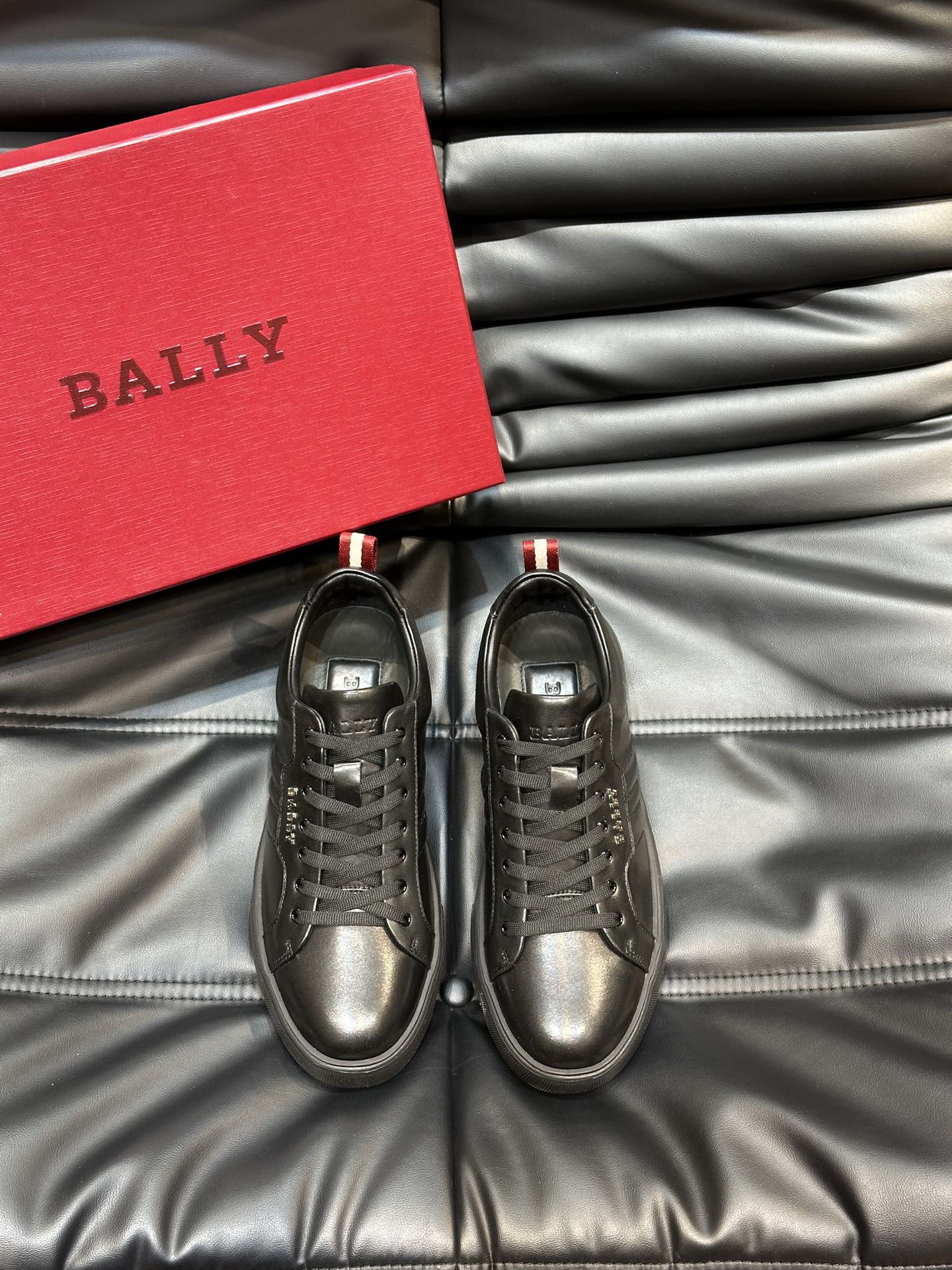 Bally/巴利低帮休闲鞋采用头层牛皮鞋面进口牛皮内里皮质质感细腻光滑有光泽上脚非常轻便舒适Size39