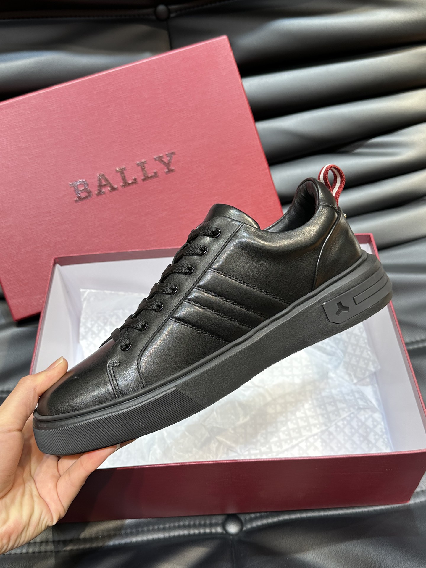 Bally/巴利低帮休闲鞋采用头层牛皮鞋面进口牛皮内里皮质质感细腻光滑有光泽上脚非常轻便舒适Size39