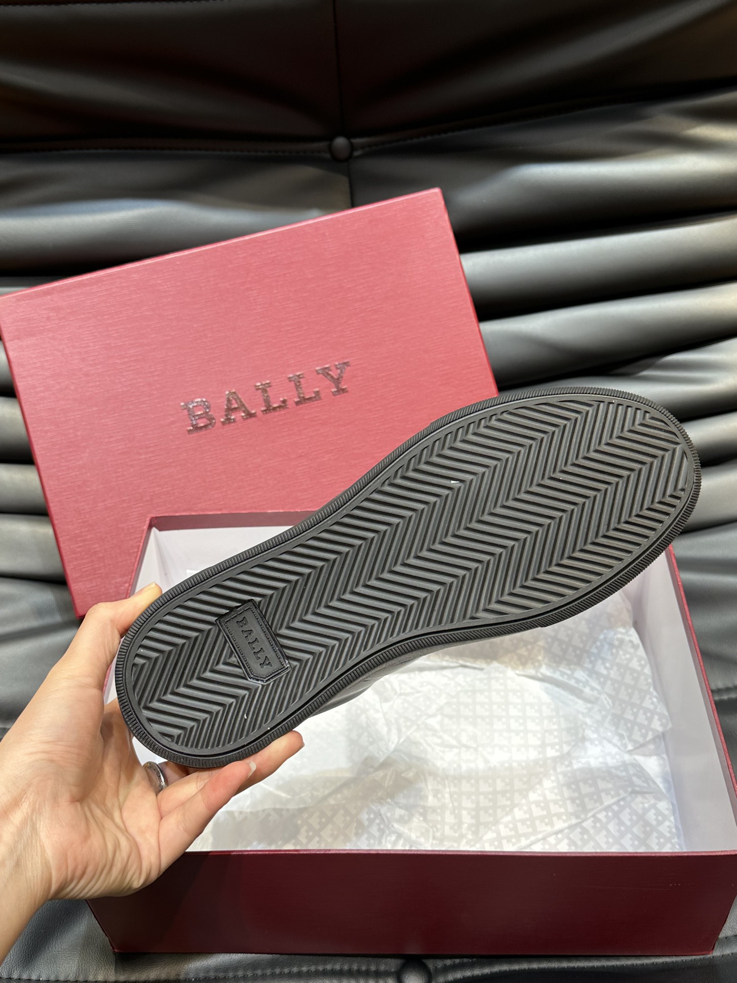 Bally/巴利低帮休闲鞋采用头层牛皮鞋面进口牛皮内里皮质质感细腻光滑有光泽上脚非常轻便舒适Size39