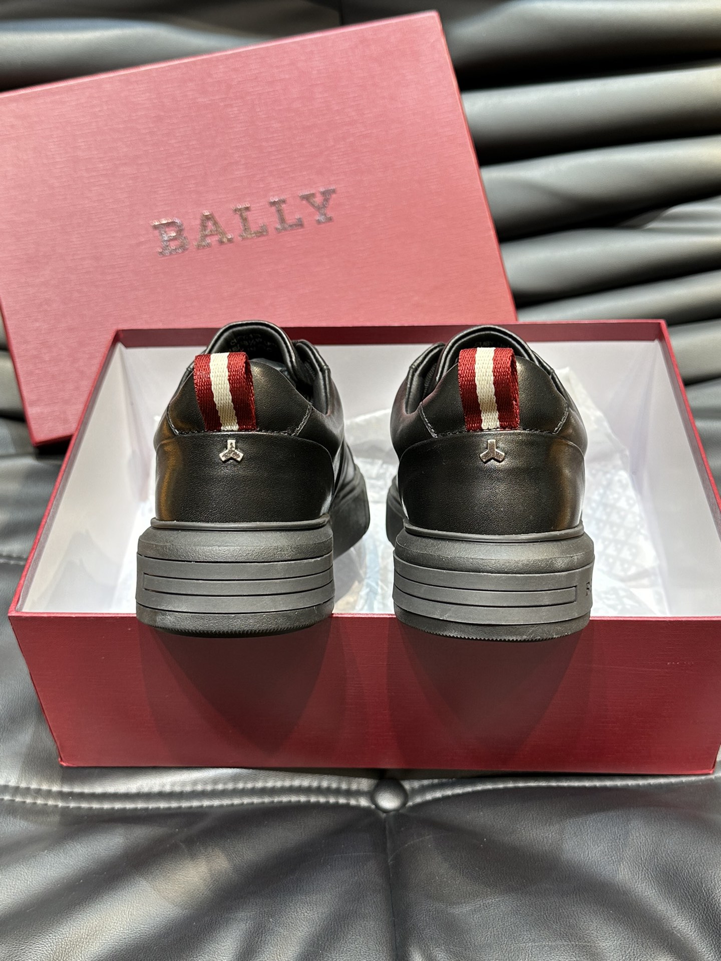 Bally/巴利低帮休闲鞋采用头层牛皮鞋面进口牛皮内里皮质质感细腻光滑有光泽上脚非常轻便舒适Size39