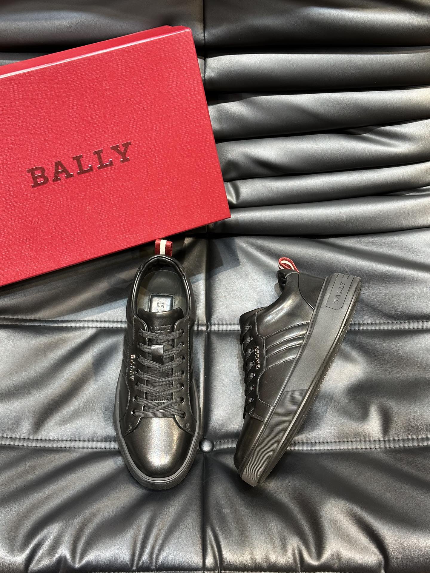 Bally/巴利低帮休闲鞋采用头层牛皮鞋面进口牛皮内里皮质质感细腻光滑有光泽上脚非常轻便舒适Size39