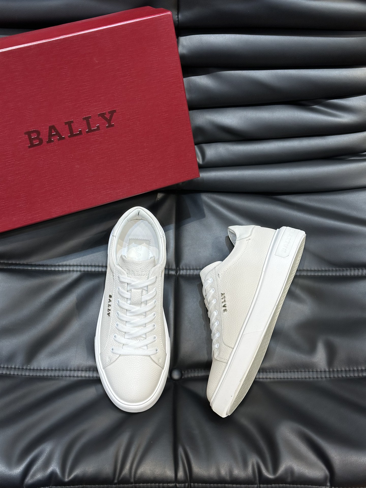 Bally/巴利低帮休闲鞋采用头层牛皮鞋面进口牛皮内里皮质质感细腻光滑有光泽上脚非常轻便舒适Size39