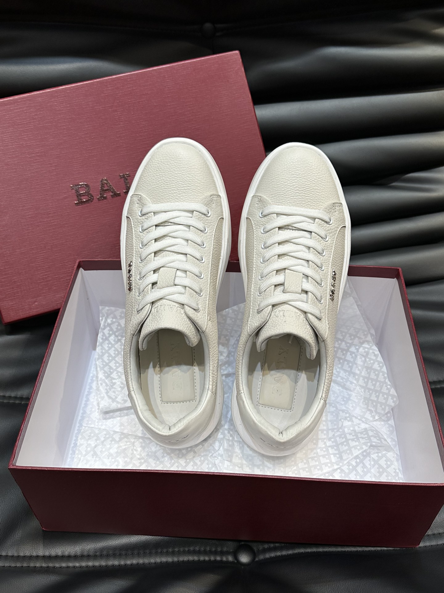 Bally/巴利低帮休闲鞋采用头层牛皮鞋面进口牛皮内里皮质质感细腻光滑有光泽上脚非常轻便舒适Size39