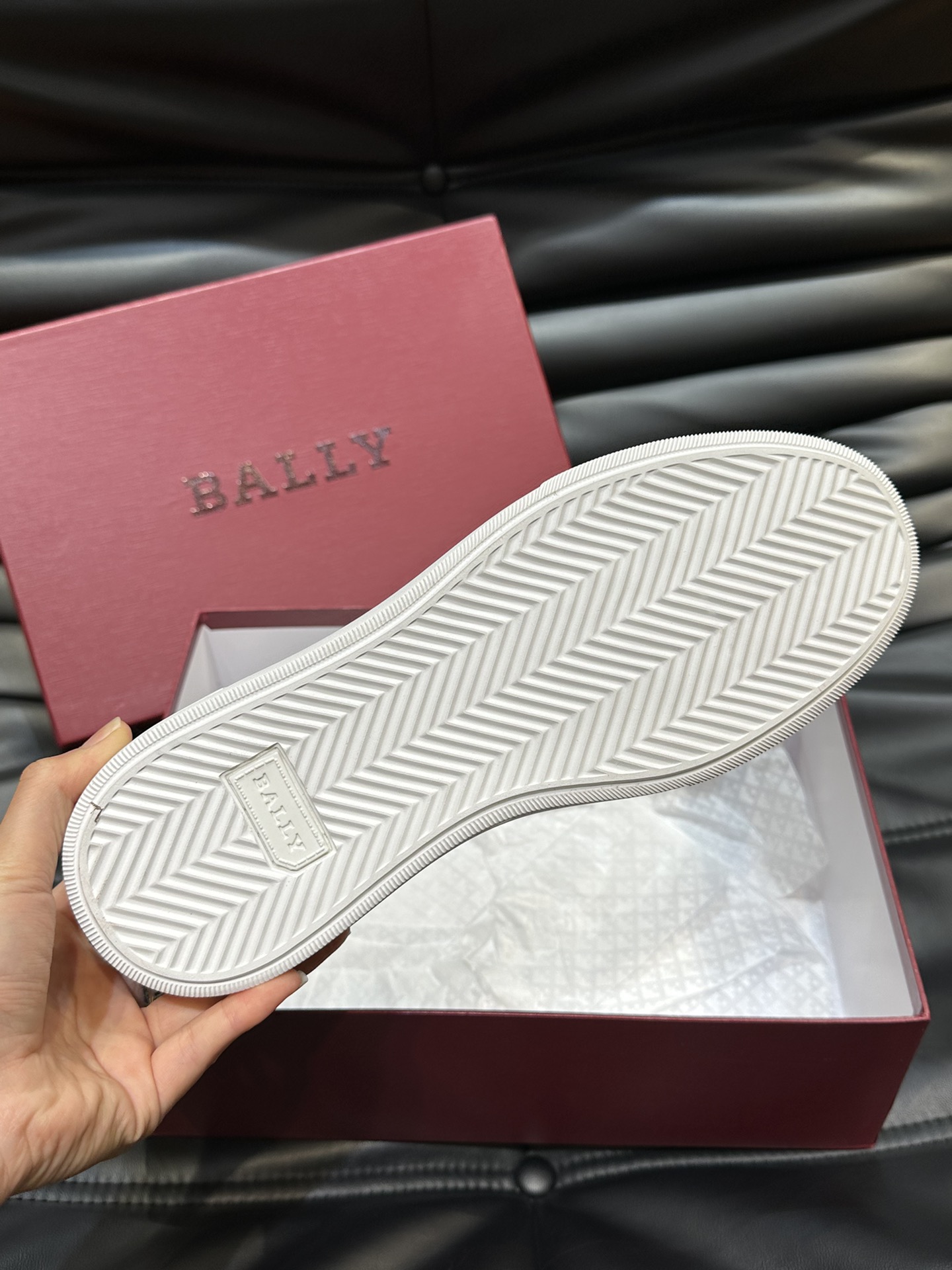 Bally/巴利低帮休闲鞋采用头层牛皮鞋面进口牛皮内里皮质质感细腻光滑有光泽上脚非常轻便舒适Size39