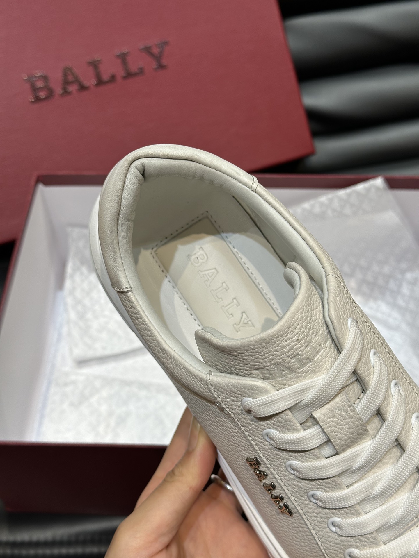 Bally/巴利低帮休闲鞋采用头层牛皮鞋面进口牛皮内里皮质质感细腻光滑有光泽上脚非常轻便舒适Size39