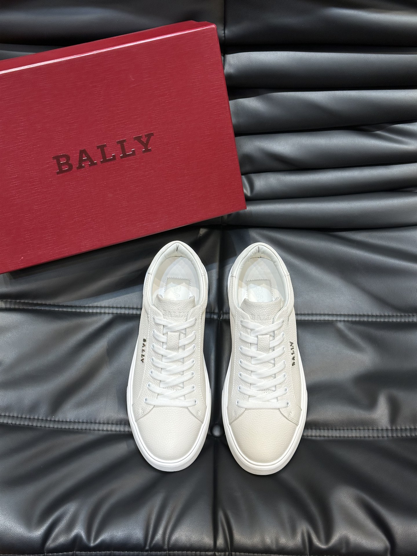 Bally/巴利低帮休闲鞋采用头层牛皮鞋面进口牛皮内里皮质质感细腻光滑有光泽上脚非常轻便舒适Size39