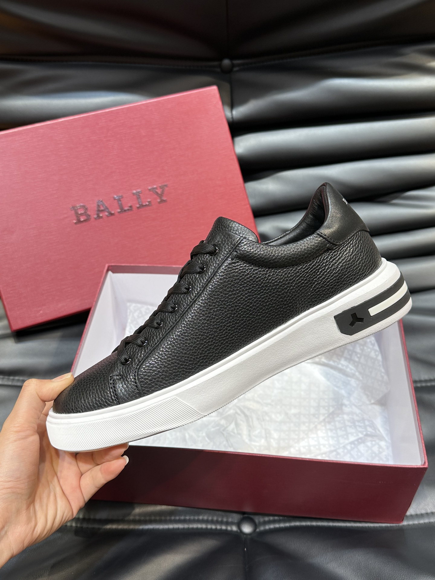 Bally/巴利低帮休闲鞋采用头层牛皮鞋面进口牛皮内里皮质质感细腻光滑有光泽上脚非常轻便舒适Size39