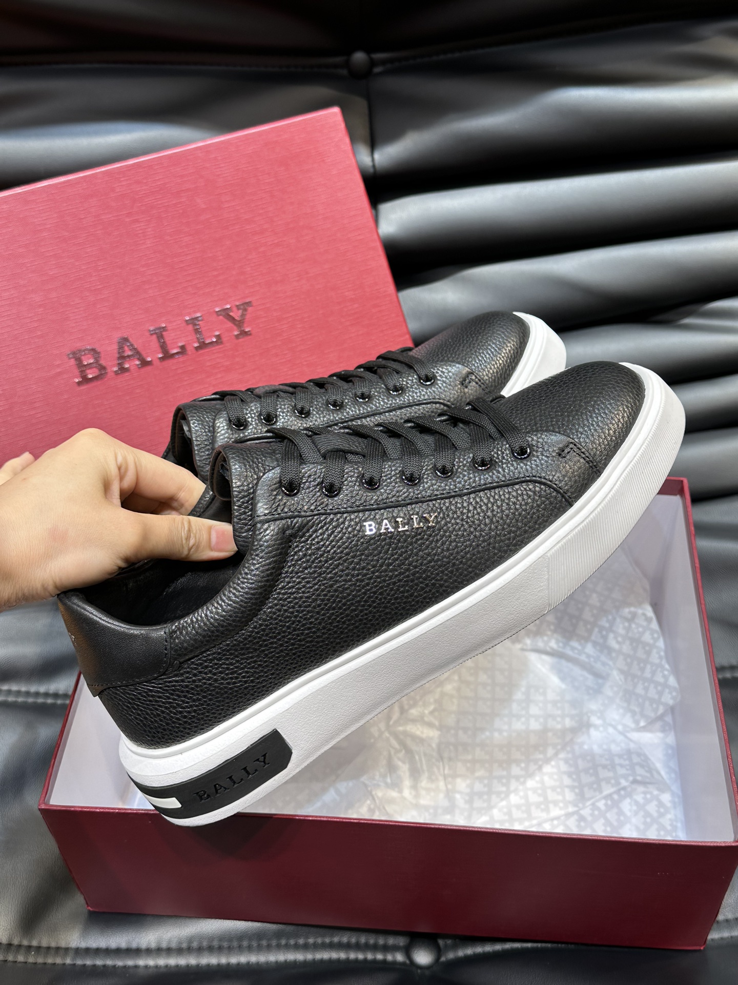 Bally/巴利低帮休闲鞋采用头层牛皮鞋面进口牛皮内里皮质质感细腻光滑有光泽上脚非常轻便舒适Size39