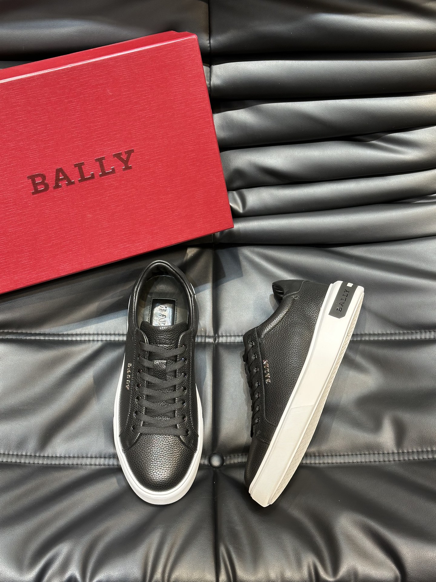 Bally/巴利低帮休闲鞋采用头层牛皮鞋面进口牛皮内里皮质质感细腻光滑有光泽上脚非常轻便舒适Size39