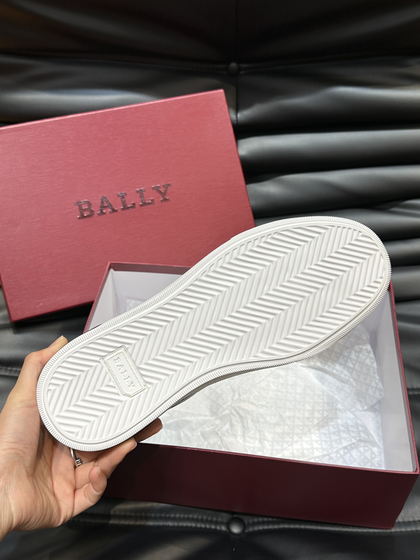 Bally/巴利低帮休闲鞋采用头层牛皮鞋面进口牛皮内里皮质质感细腻光滑有光泽上脚非常轻便舒适Size39