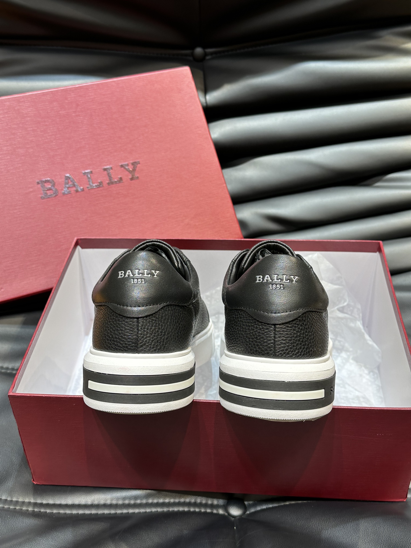 Bally/巴利低帮休闲鞋采用头层牛皮鞋面进口牛皮内里皮质质感细腻光滑有光泽上脚非常轻便舒适Size39