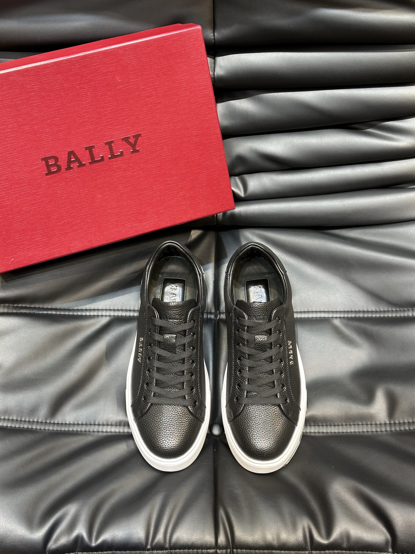 Bally/巴利低帮休闲鞋采用头层牛皮鞋面进口牛皮内里皮质质感细腻光滑有光泽上脚非常轻便舒适Size39