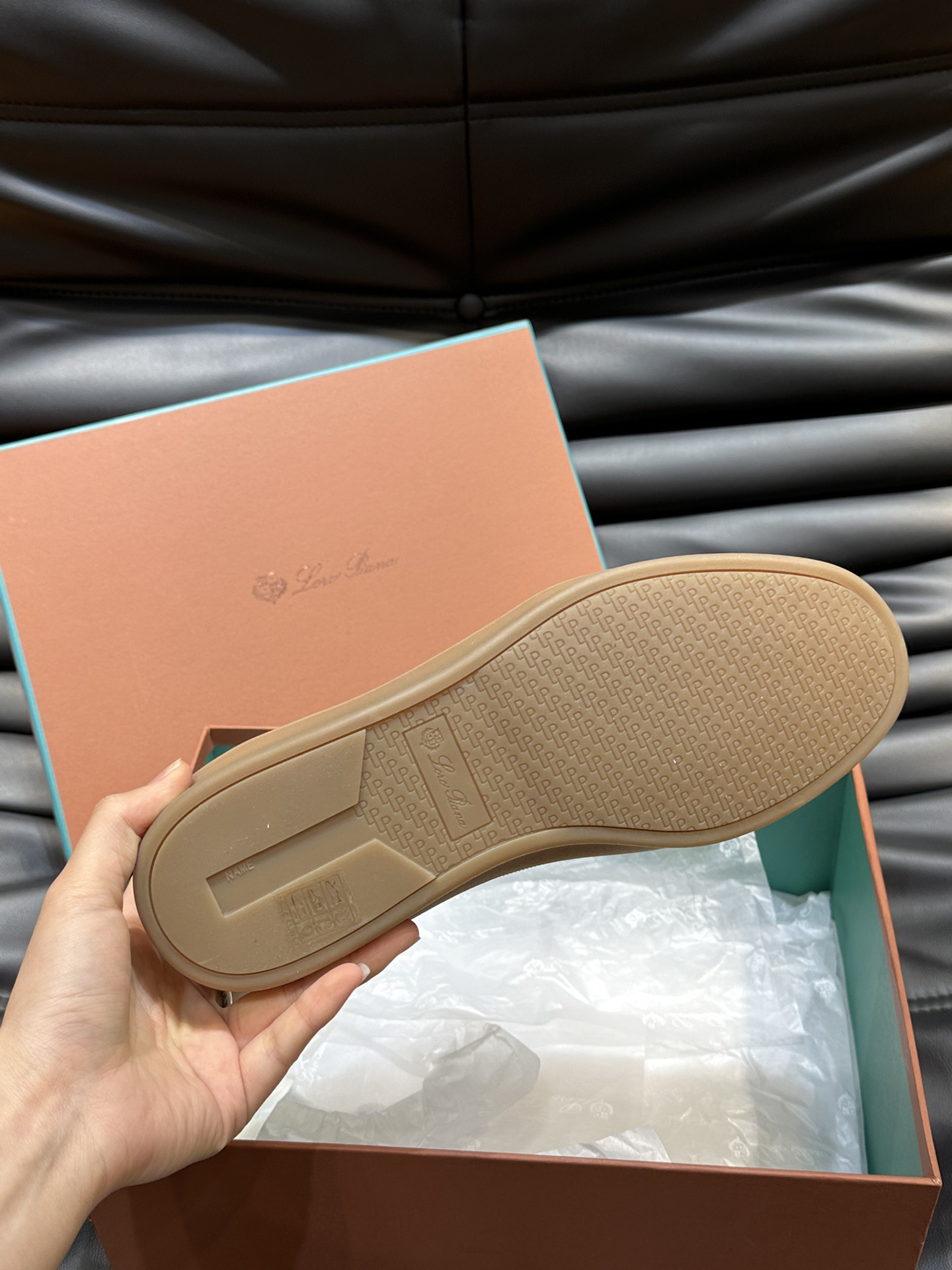 新款LP老钱风男士低帮休闲网球鞋LoroPiana高端系列推出了以柔软牛皮制成的运动鞋款式天然材料的透气