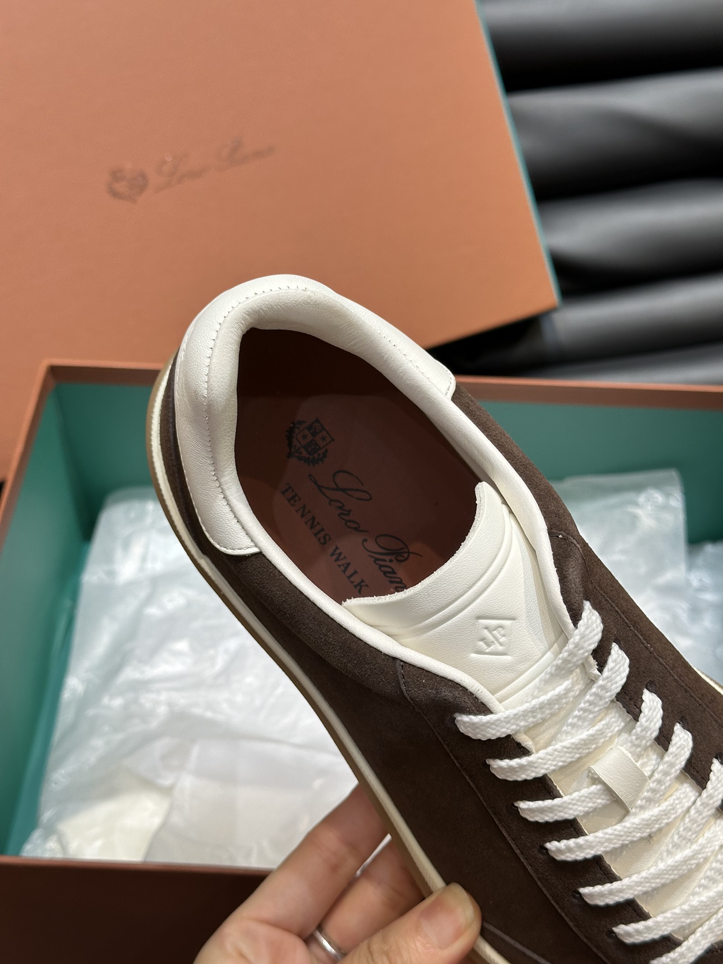 新款LP老钱风男士低帮休闲网球鞋LoroPiana高端系列推出了以柔软牛皮制成的运动鞋款式天然材料的透气
