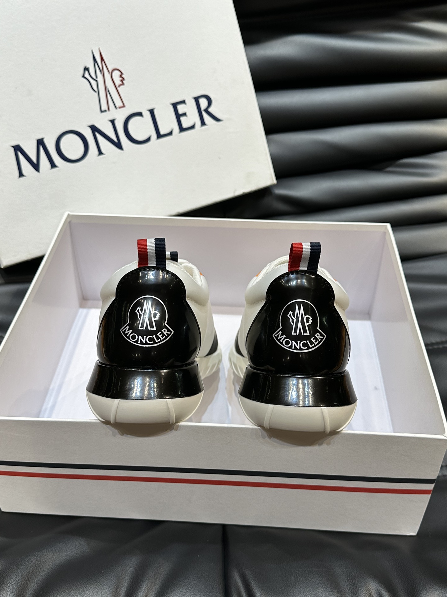 蒙口/Moncler新款男士低帮运动鞋专为户外跑步或都市漫步而设经典系列高性能VibramMegagri