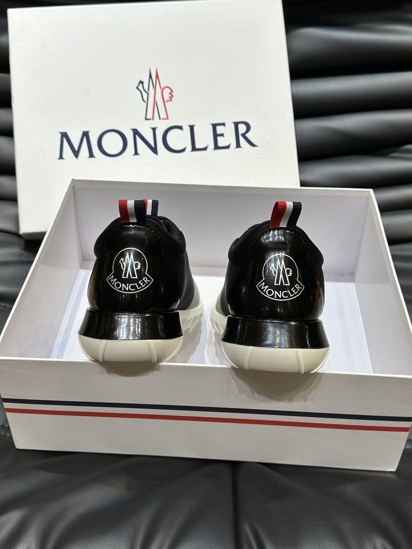 蒙口/Moncler新款男士低帮运动鞋专为户外跑步或都市漫步而设经典系列高性能VibramMegagri