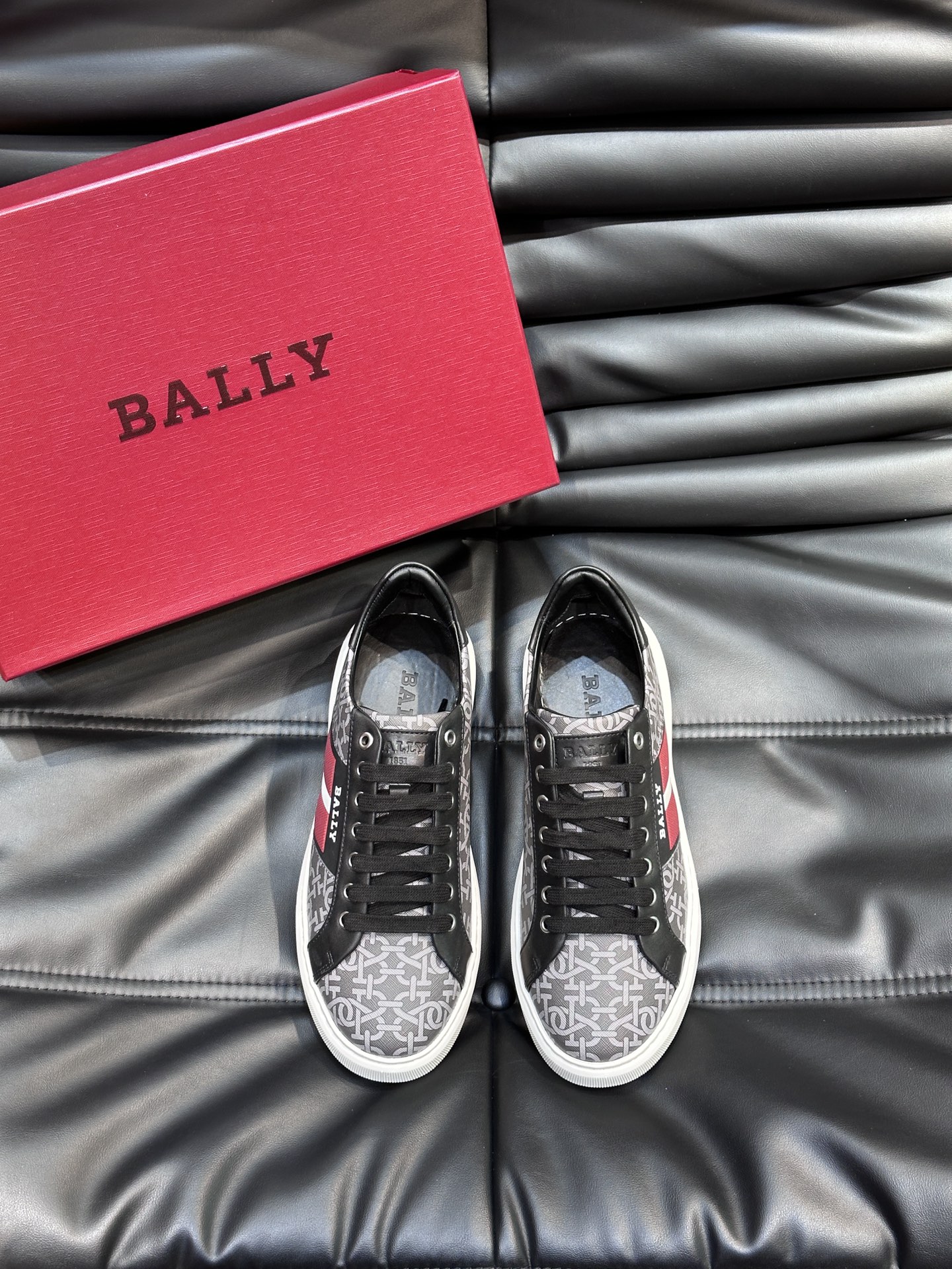 Bally באינטרנט
 נעליים סניקרס מקוון מסין הדפסה גברים Calfskin קווייד גומא Fashion שרשרות