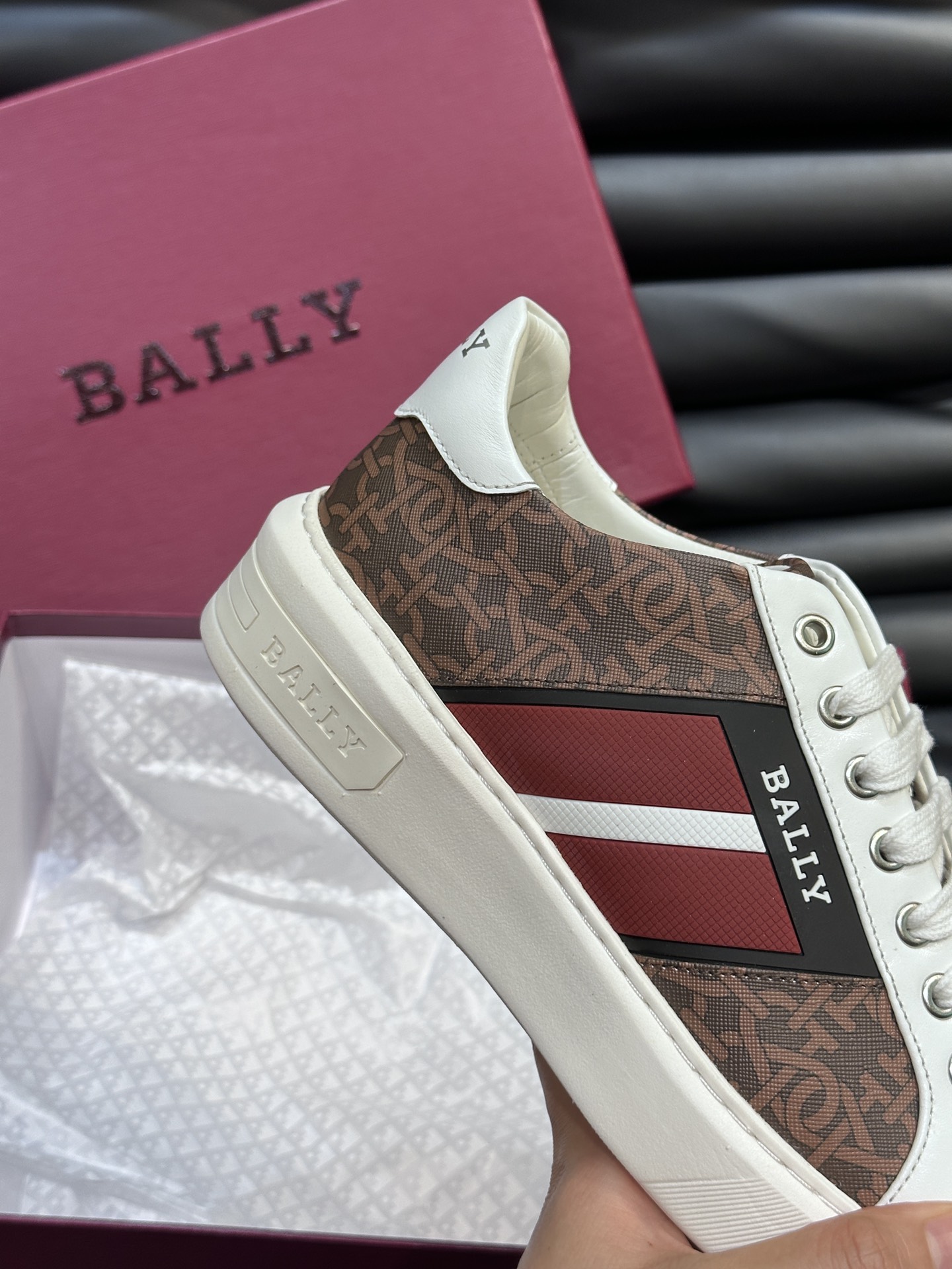 Bally/巴利男士徽标印花皮革运动鞋这款运动鞋选用进口小牛皮制成链条纹饰面拼接光滑小牛皮展现出时尚风格